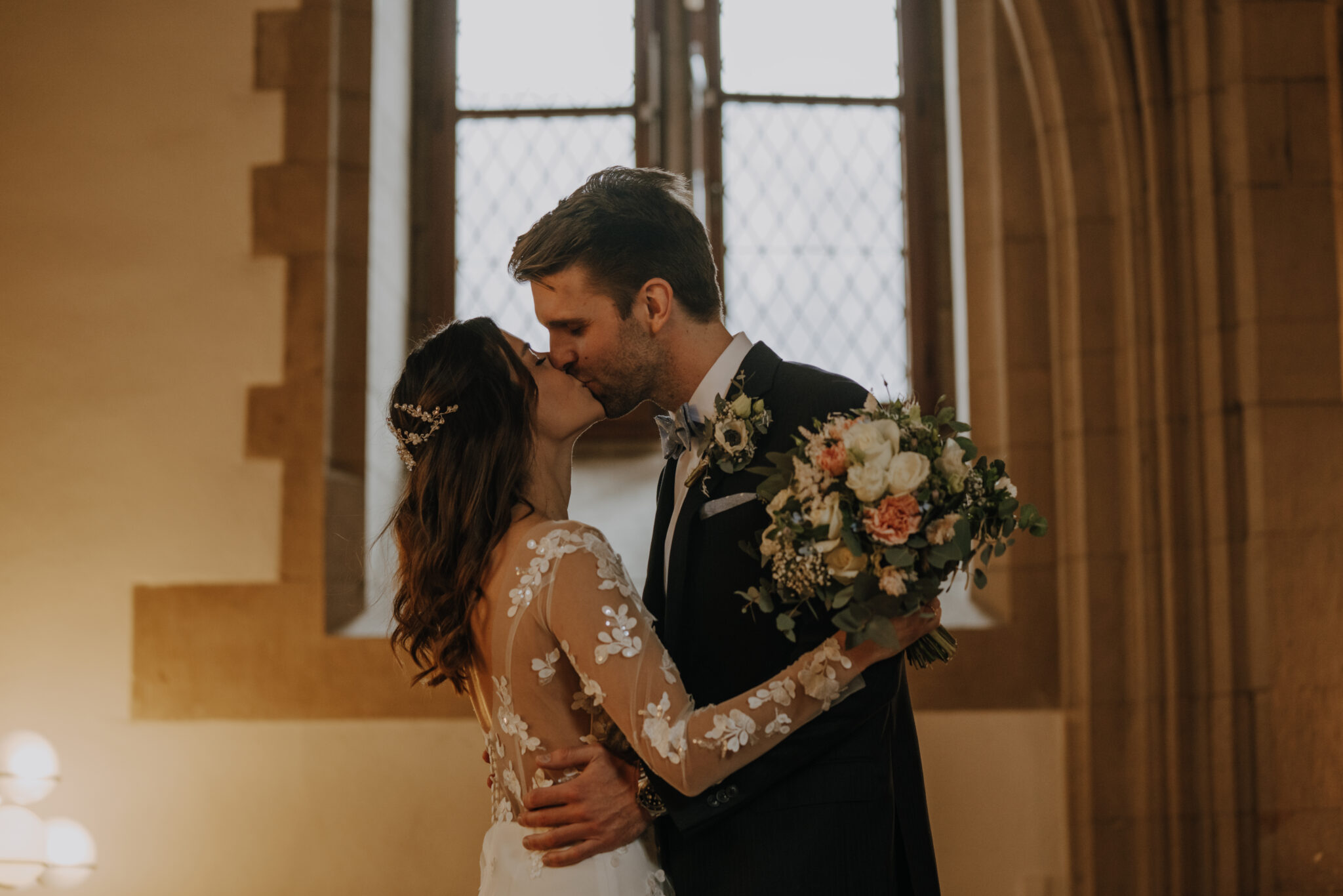 73R07920-2 Kuss in Rentkammer, Paar, Hochzeit