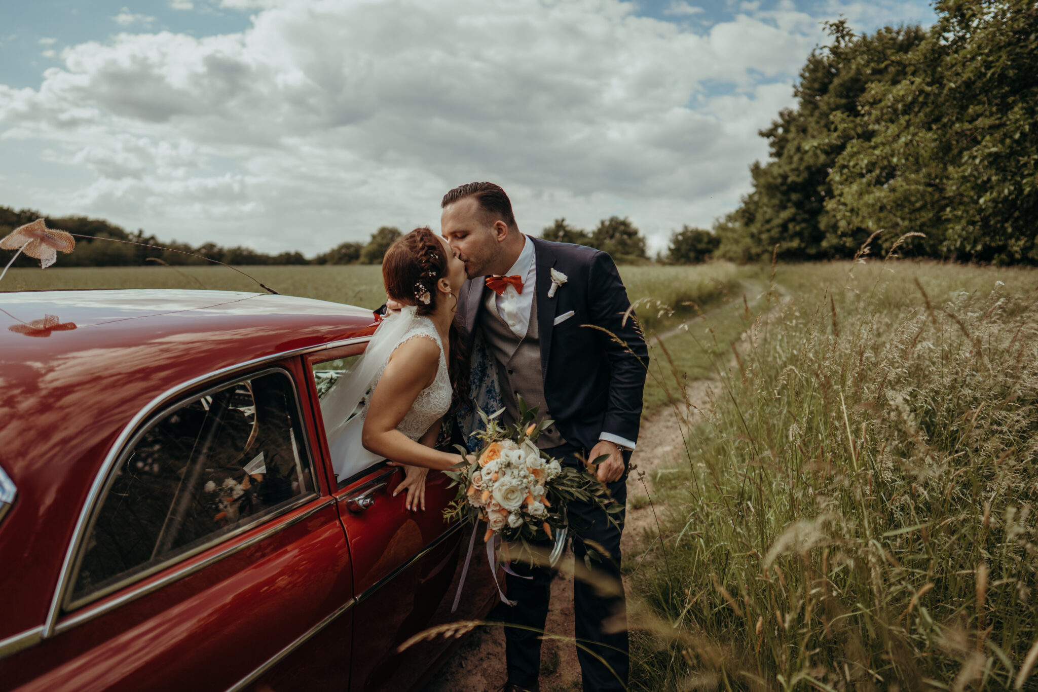 73R08093-2 ein Hochzeitskuss im Oldtimer