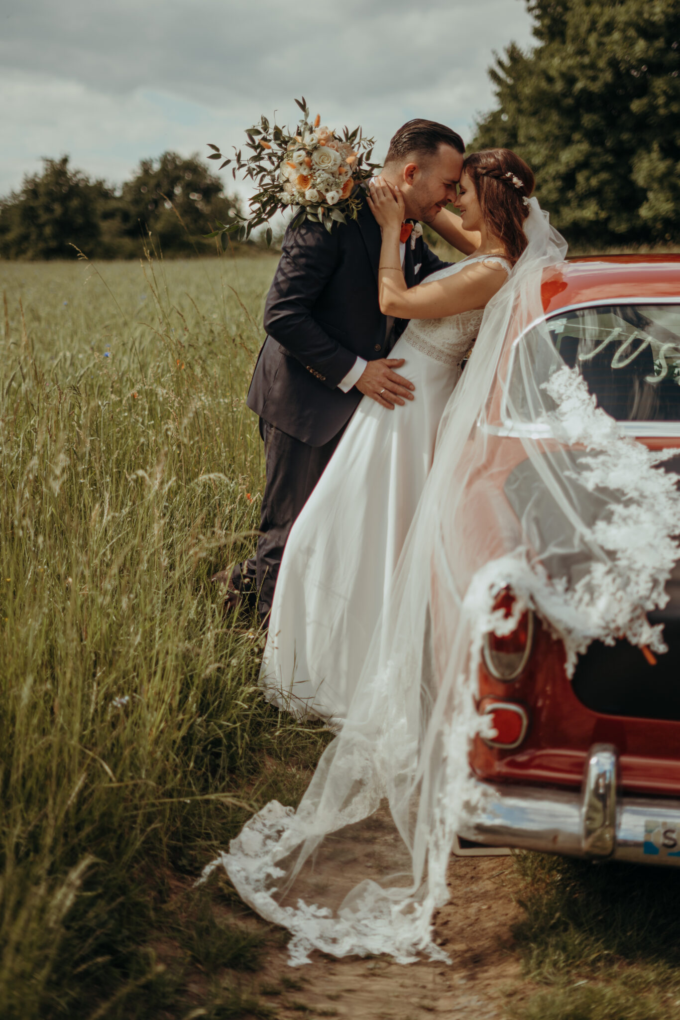 73R08182-2 authentische Hochzeitsfotos mit Oldtimer