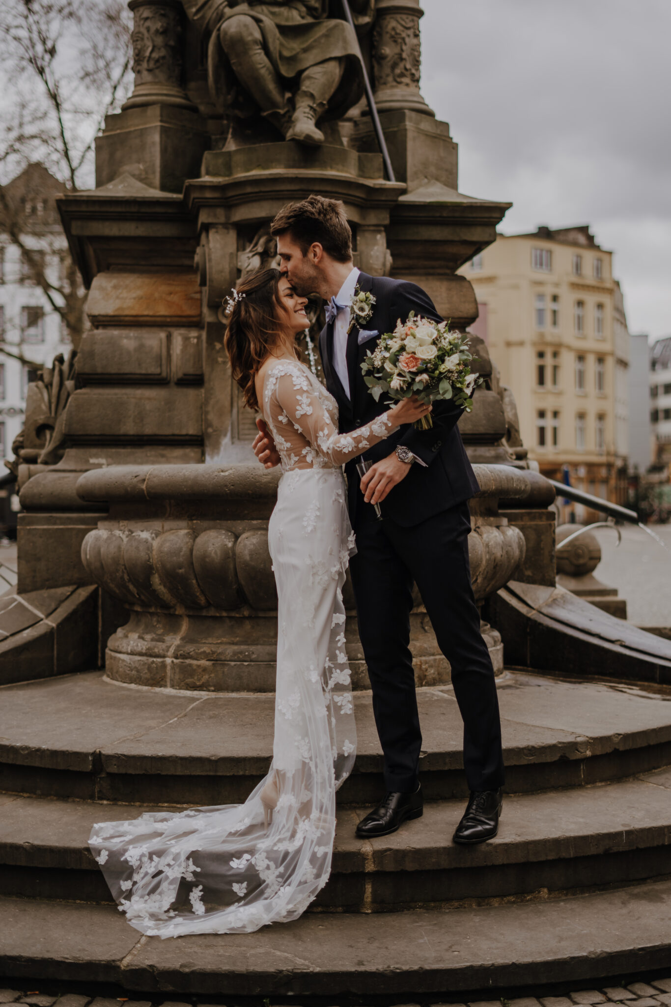 73R08259 Brautpaar, Jan-von-Werth-Brunnen, Köln Alter Markt, Hochzeitsfotografie