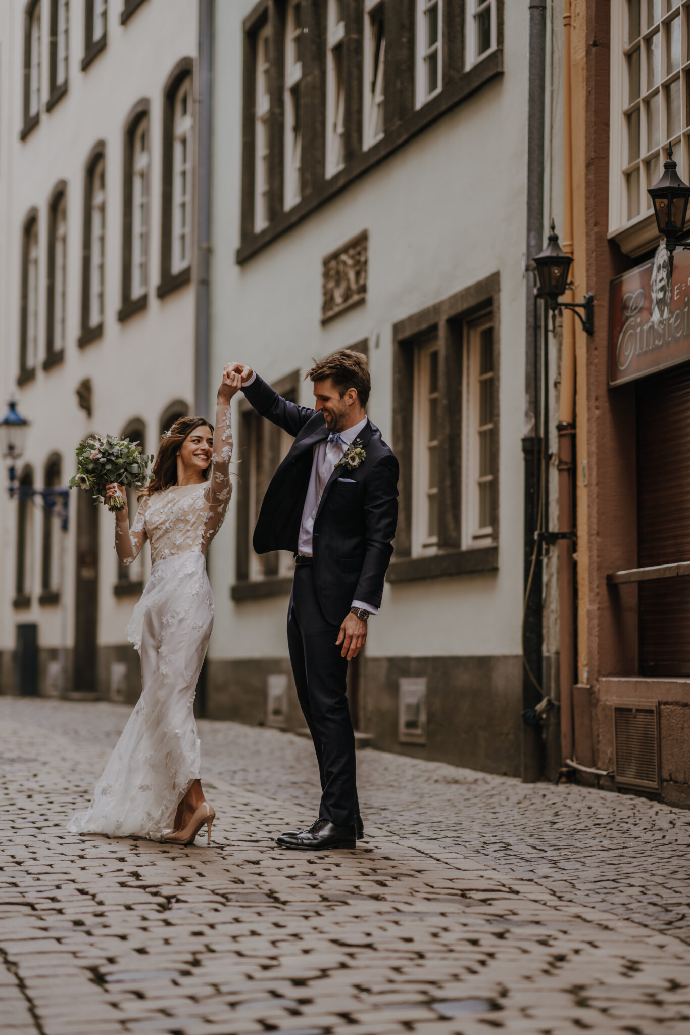 73R08502 Hochzeitspaar tanzt durch Kölner Altstadt