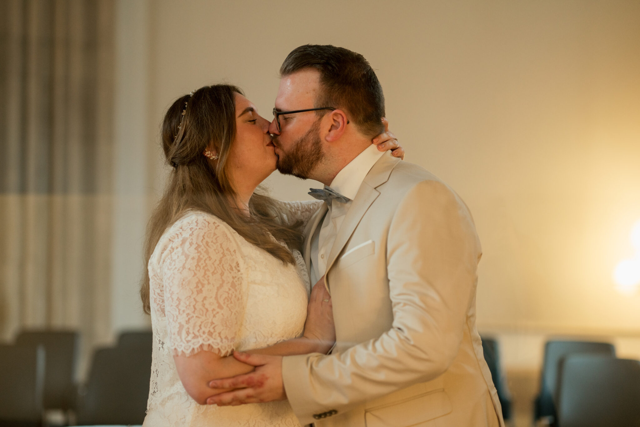73R09639-2 Hochzeitspaar küsst sich in der Rentkammer