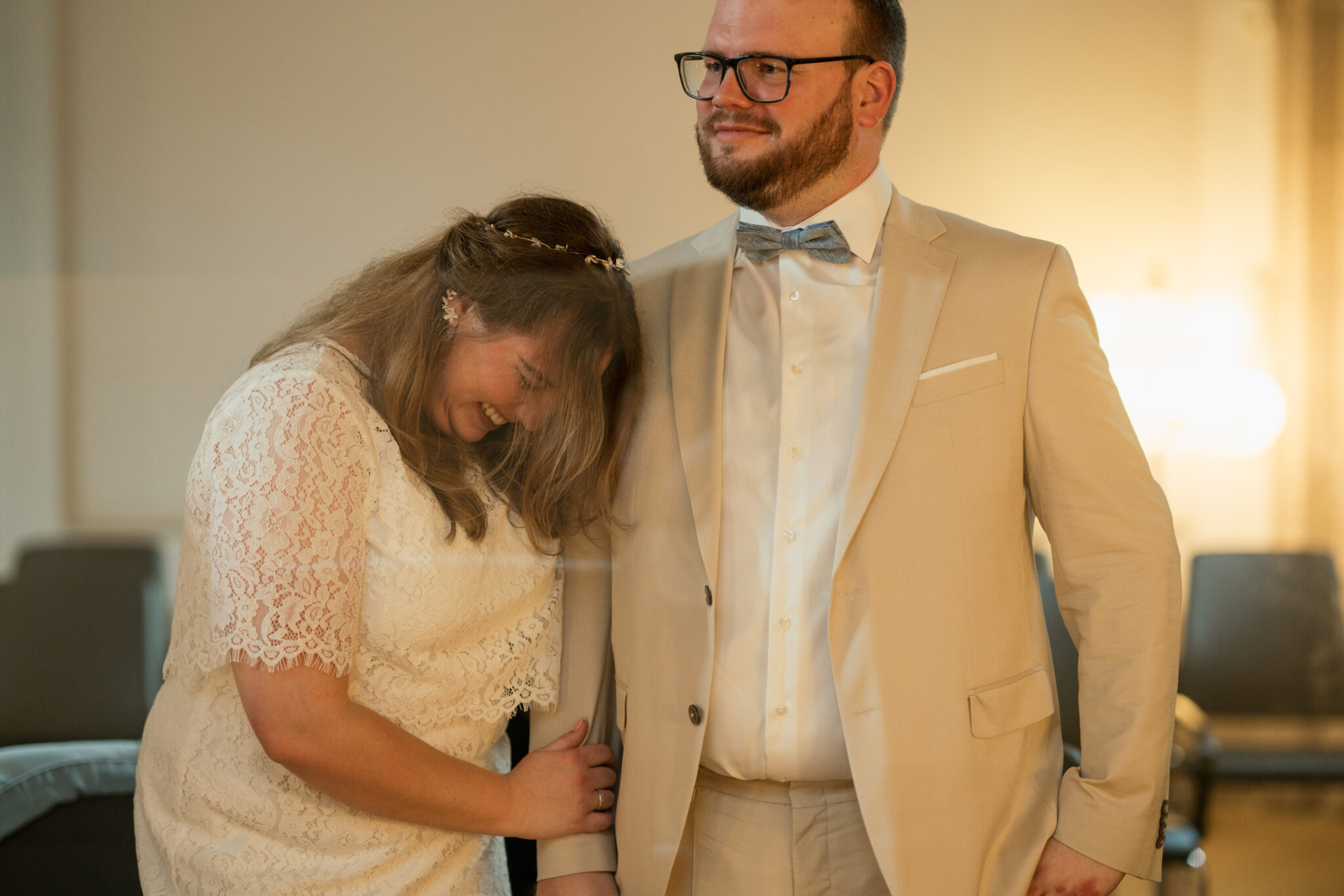 73R09652-2 fröhliche Stimmung bei Brautpaar bei der standesamtlichen Trauung von der Hochzeitsfotografin eingefangen