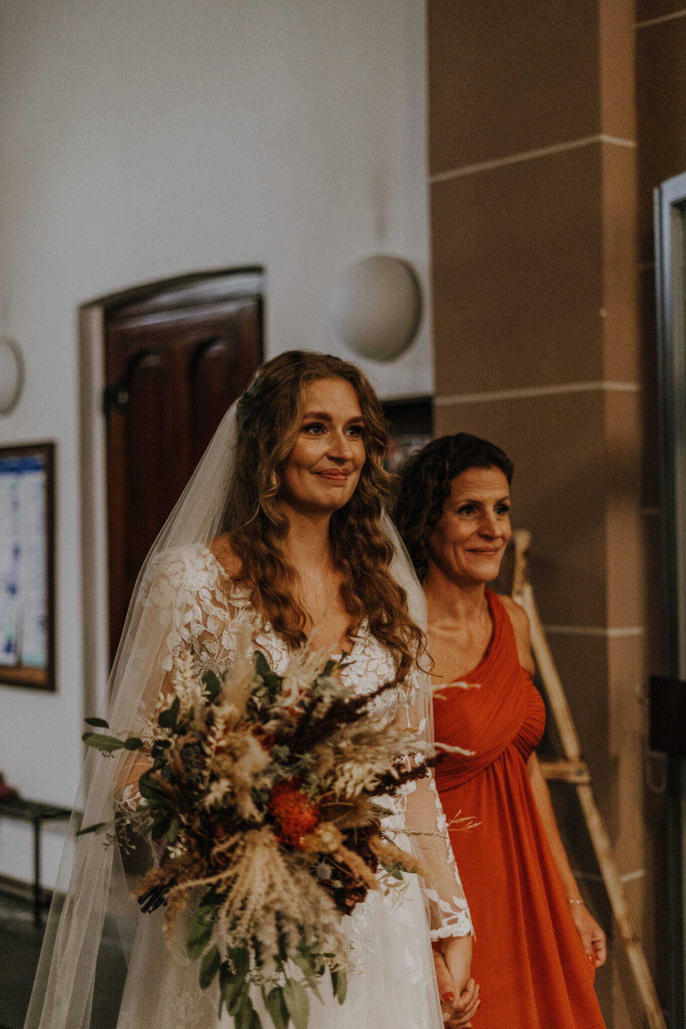 dianarobinkirchlich-05535-2 Die Braut wird von ihrer Mutter in die St. Hubertus Kirche geführt