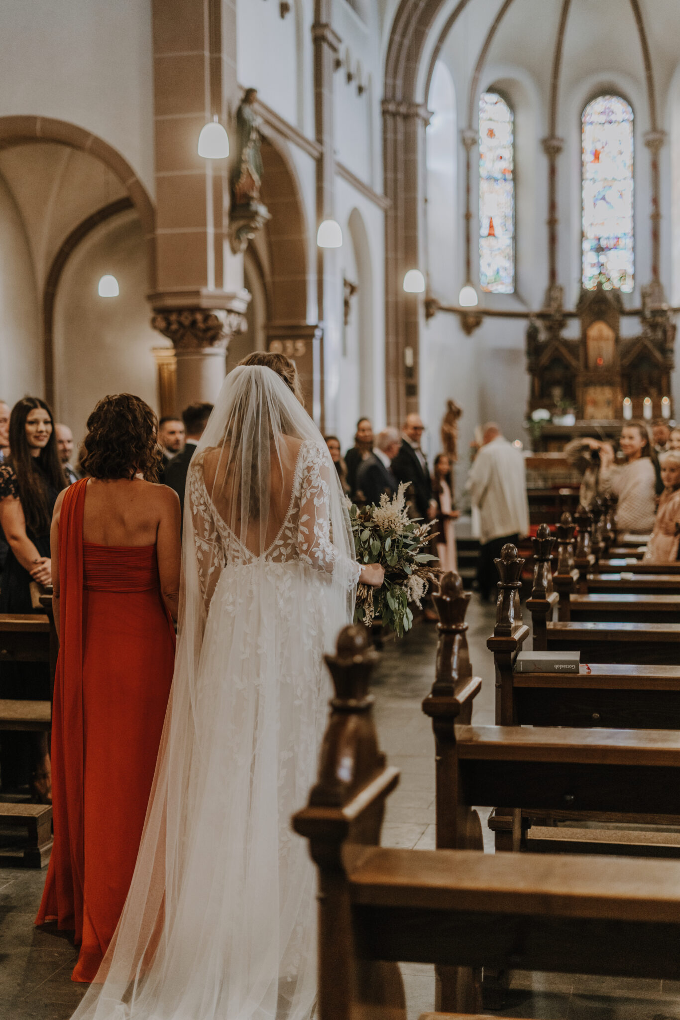 dianarobinkirchlich-05545-2 Die Braut geht mit ihrer Mutter auf den Altar in der st. Hubertus Kirche zu