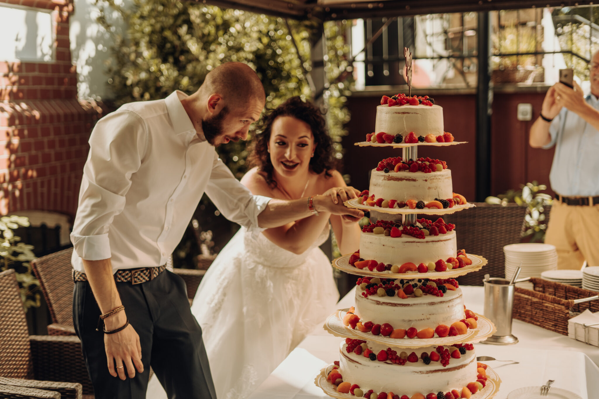 isaundnick-05643-2 Kopie Brautpaar schneidet Hochzeitstorte an, Hochzeitsgesellschaft glücklich und klatscht