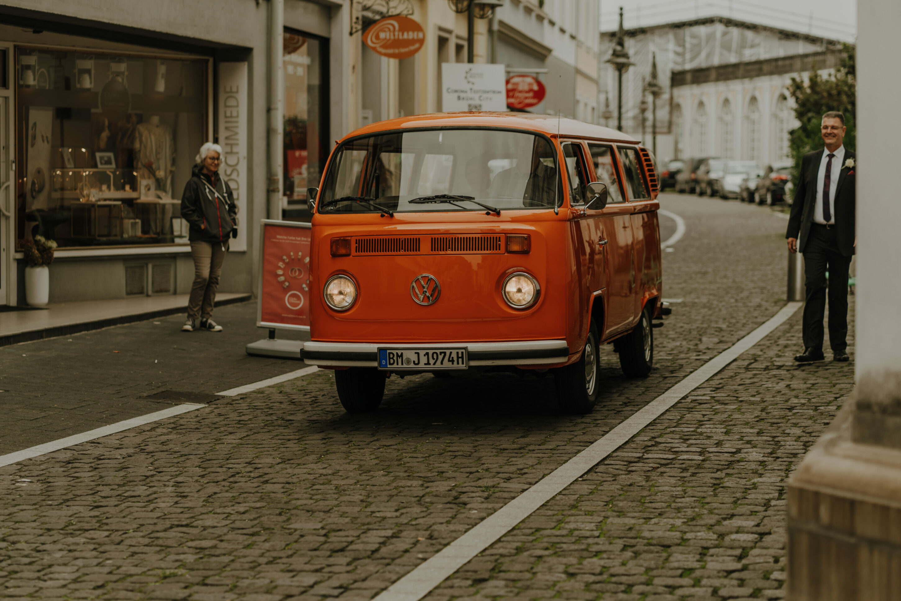 73R01089-Inaundniklaskirchlich VW Bulli Oldtimer als Hochzeitsauto kommt bei Location an
