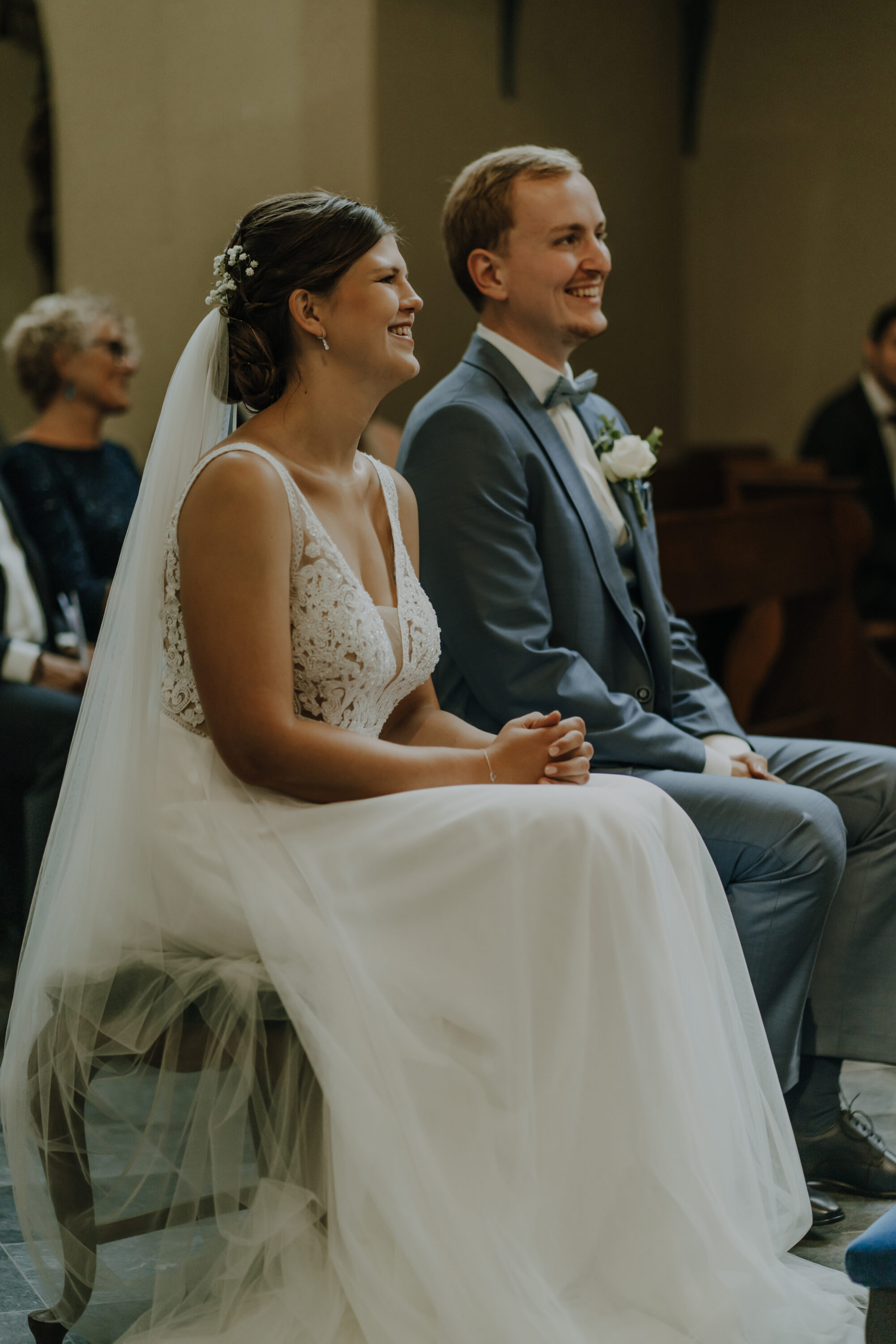 73R01265-Inaundniklaskirchlich Hochzeitspaar freut sich, glücklich am Altar