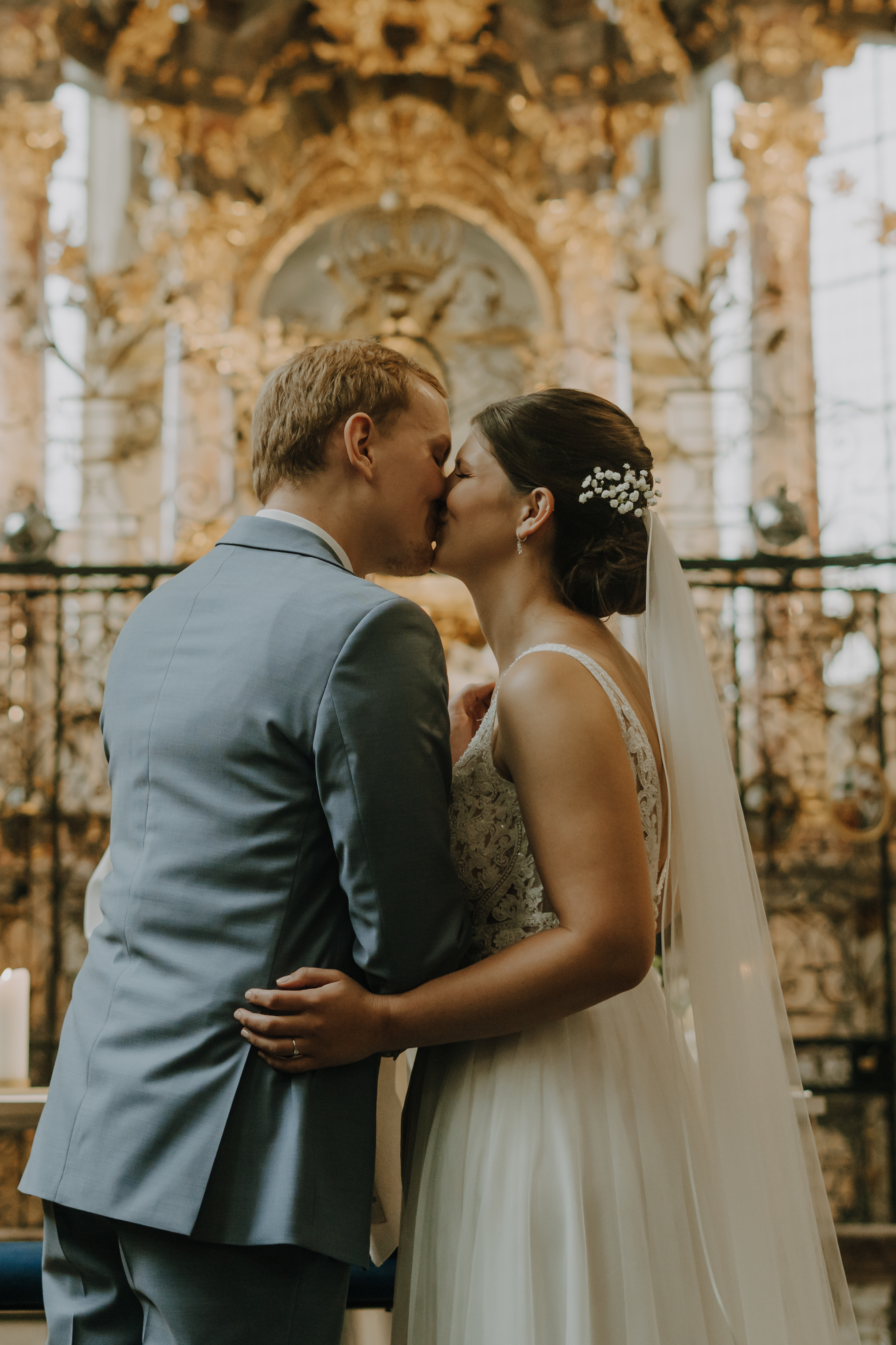 73R01384-Inaundniklaskirchlich Leidenschaftlicher Hochzeitskuss bei kirchlicher Trauung