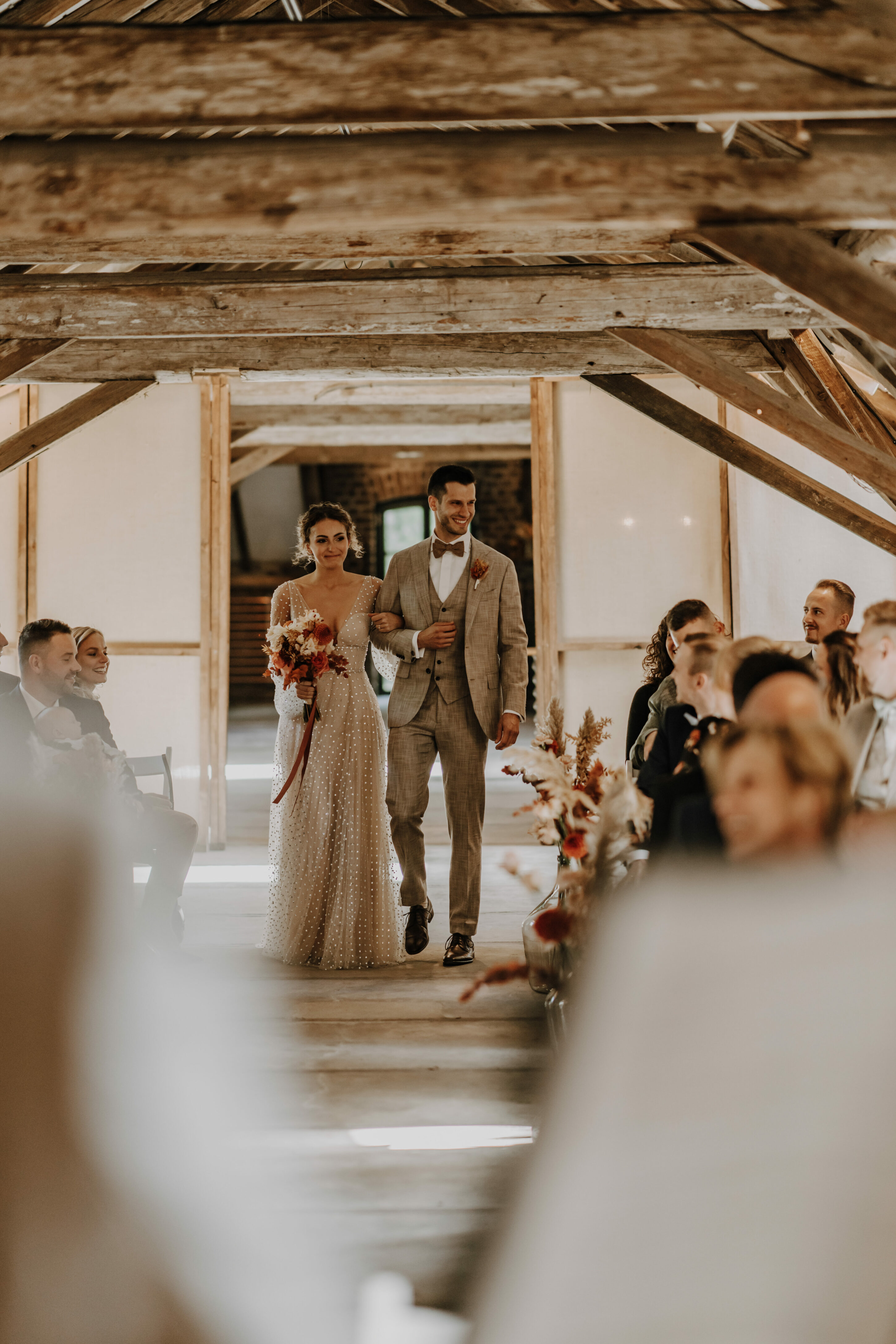 73R03795-annaundmarkhochzeit-2 Brautpaar schreitet entlang der Gäste auf dem Kornspeicher, Fachwerk-Dachboden