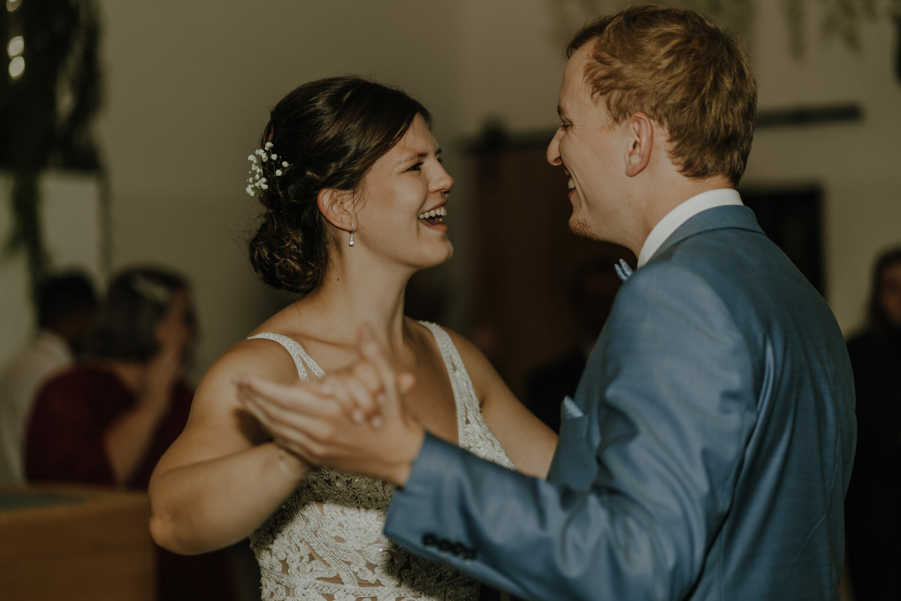73R06070-Inaundniklaskirchlich Freude und Spaß beim Hochzeitstanz des Brautpaares
