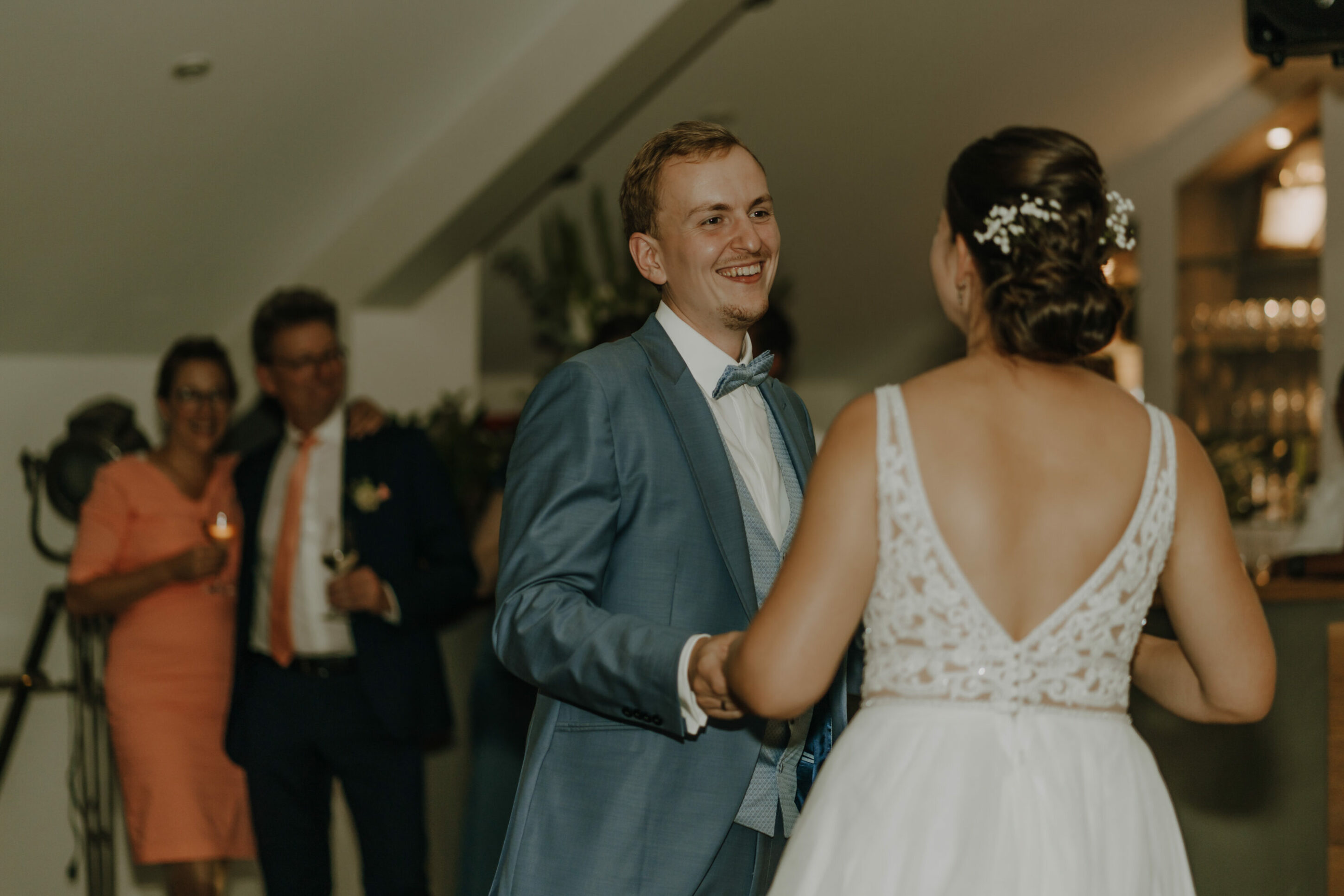 73R06196-Inaundniklaskirchlich Glückliche Blicke beim Hochzeitspaar während Hochzeitsfeier