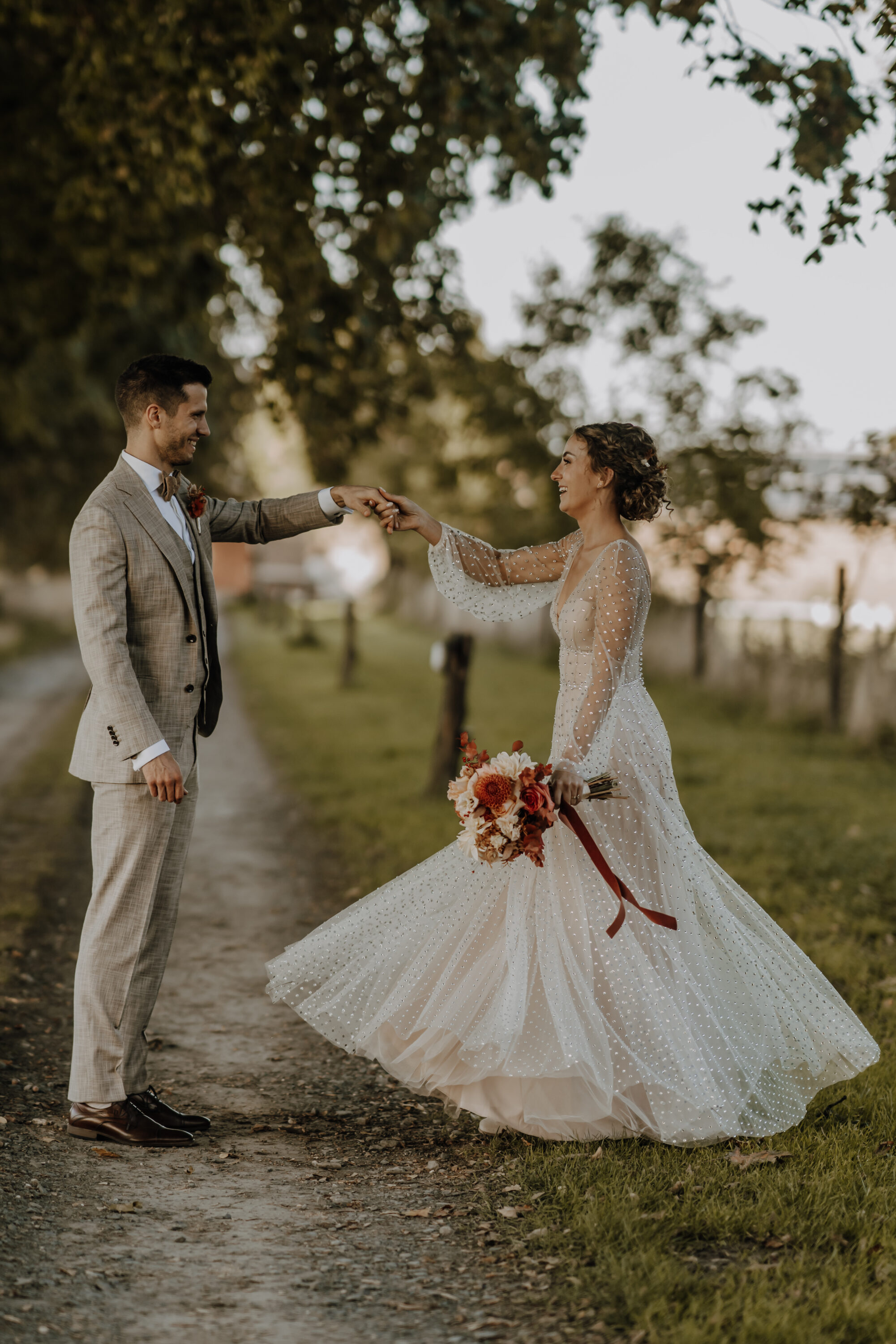 73R07048-annaundmarkhochzeit-2 Brautpaar auf Landweg, idyllisch, tanzend