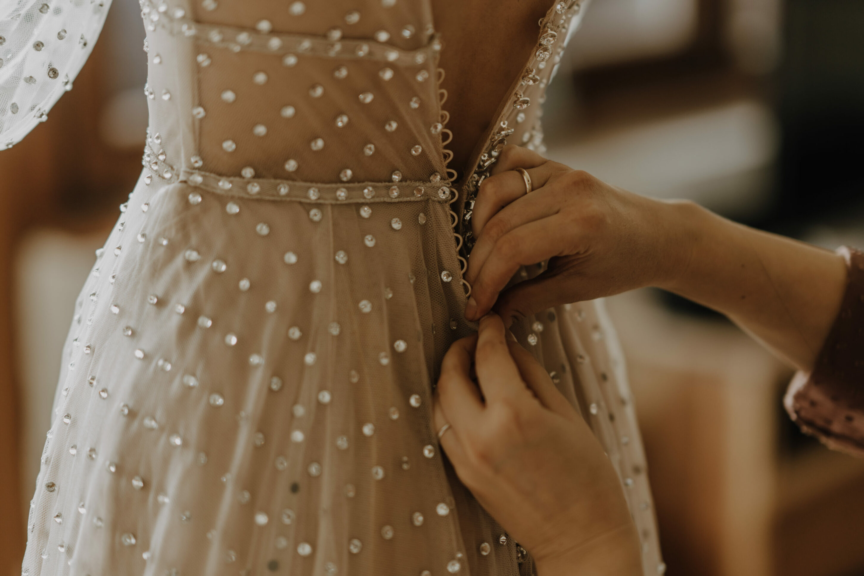 _74R3587-annaundmarkhochzeit-3 Knopfleiste Hochzeitskleid wird zugeknöpft am Rücken