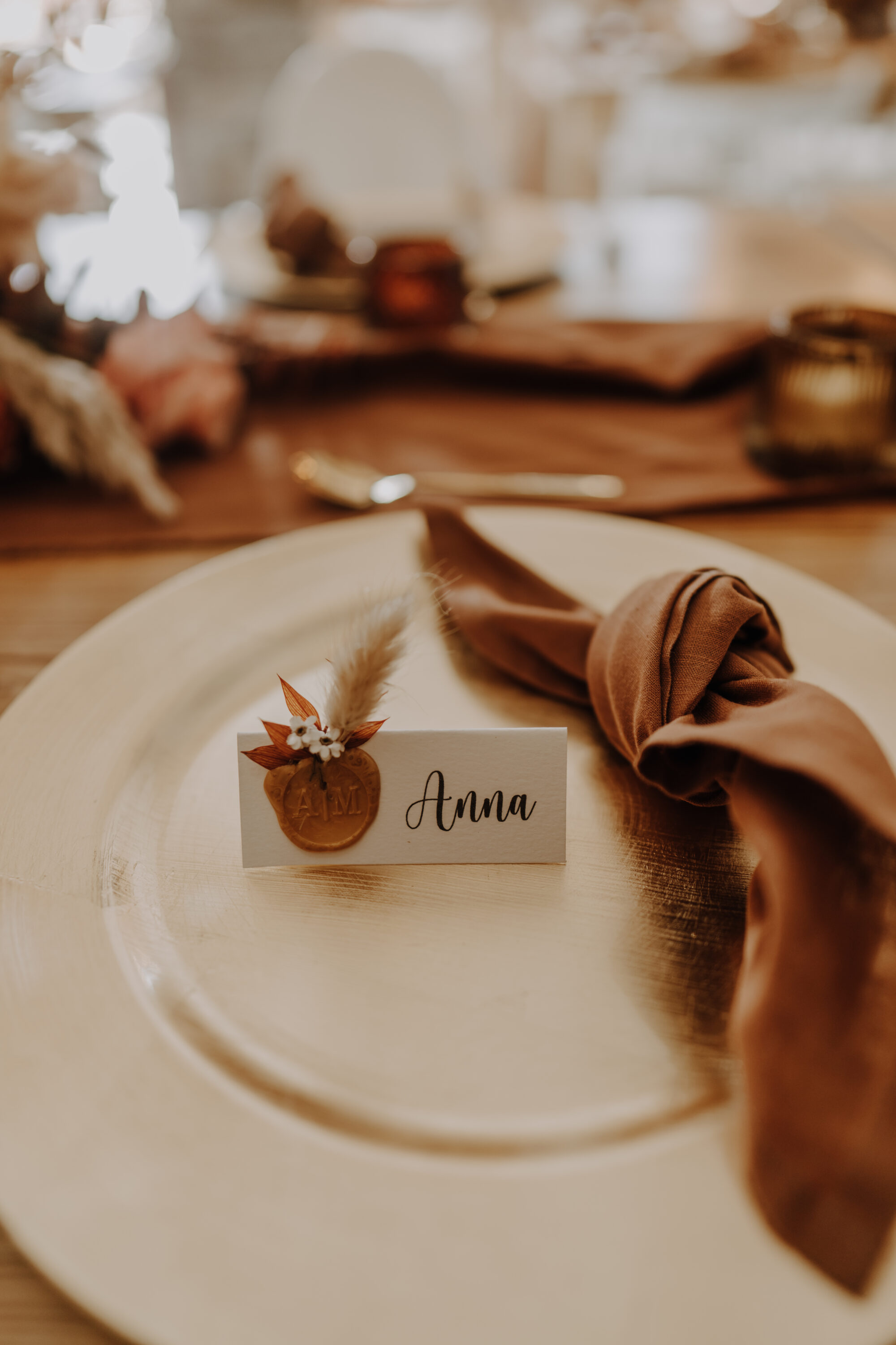 _74R3835-annaundmarkhochzeit-3 Namensschild der Braut auf geschmücktem Tisch und Teller