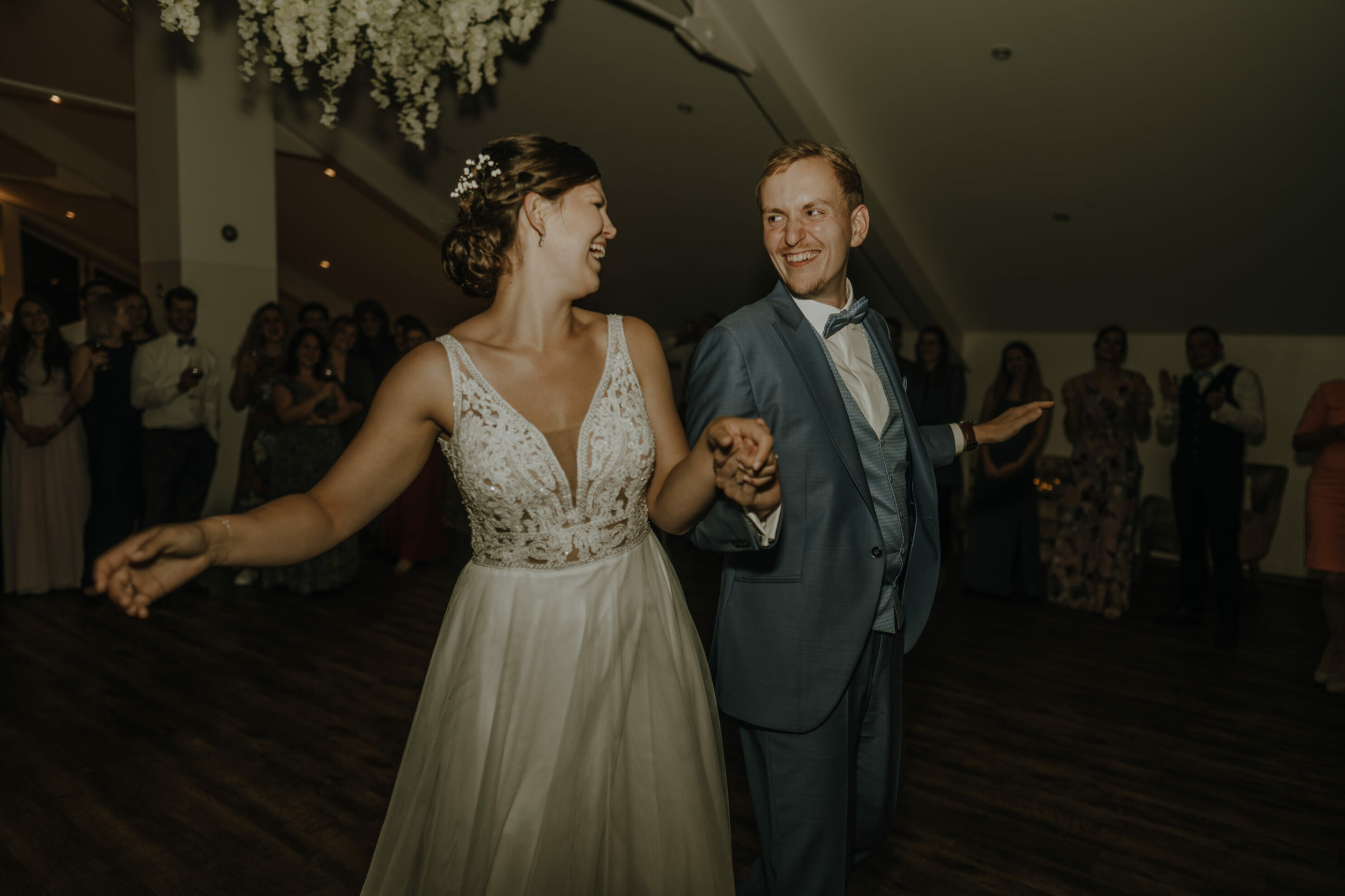 _74R3934-Inaundniklaskirchlich Spaß beim gemeinsamen Hochzeitstanz