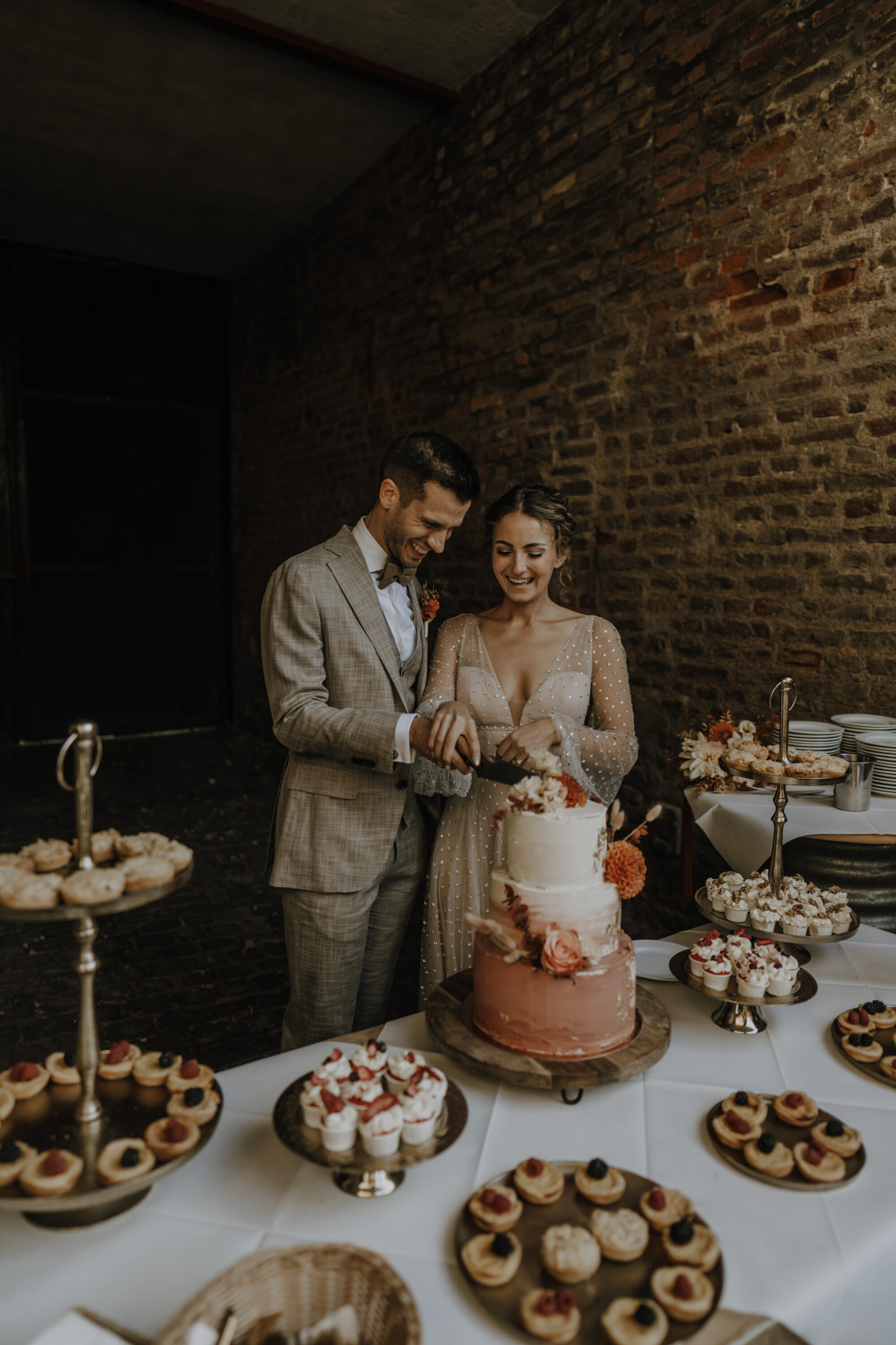 _74R4802-annaundmarkhochzeit-3 Hochzeitspaar beim Anschneiden der Hochzeitstorte