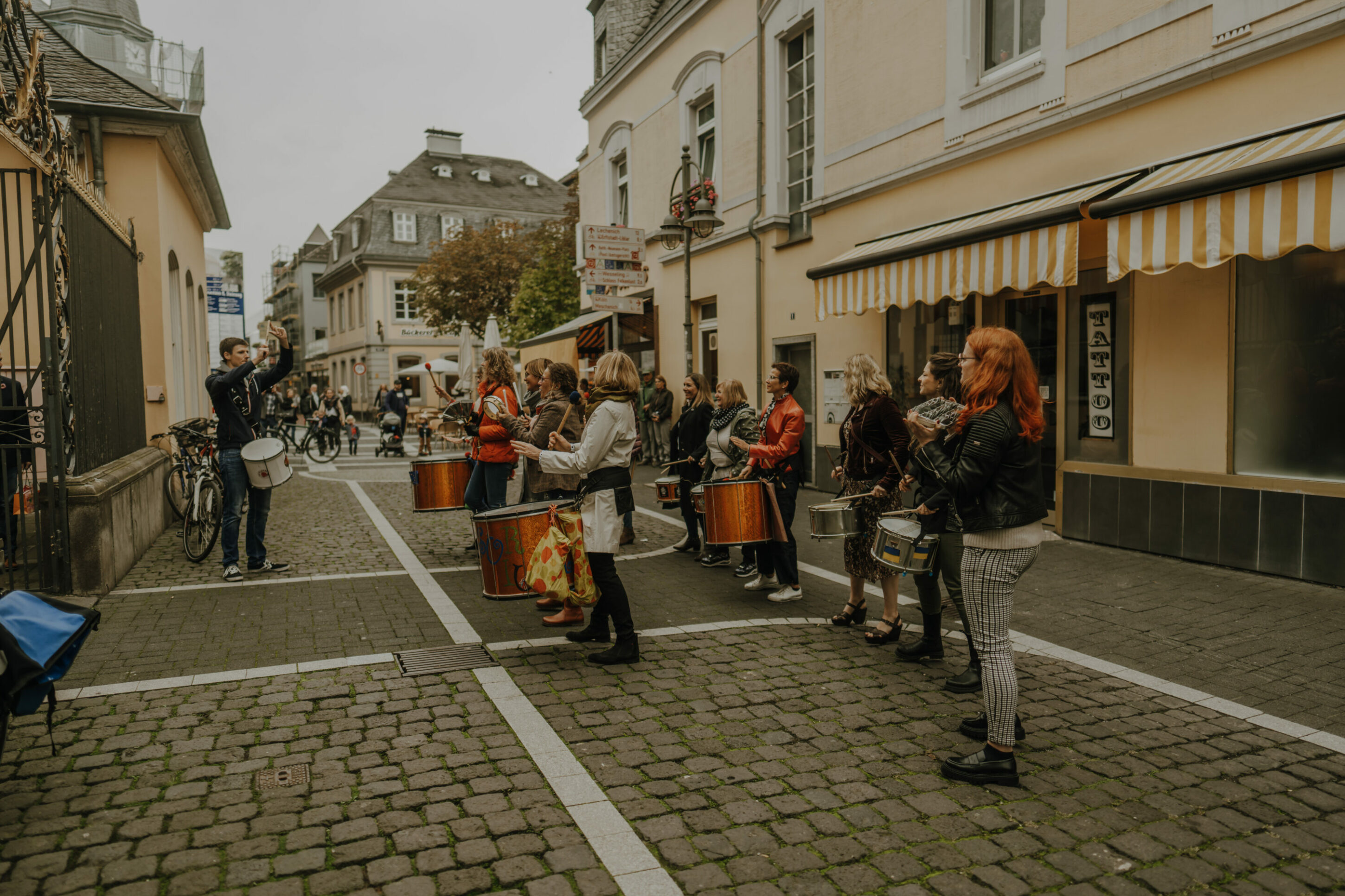 _74R6157-Inaundniklaskirchlich Musik von Schlaginstrumenten vor Schlosskirche