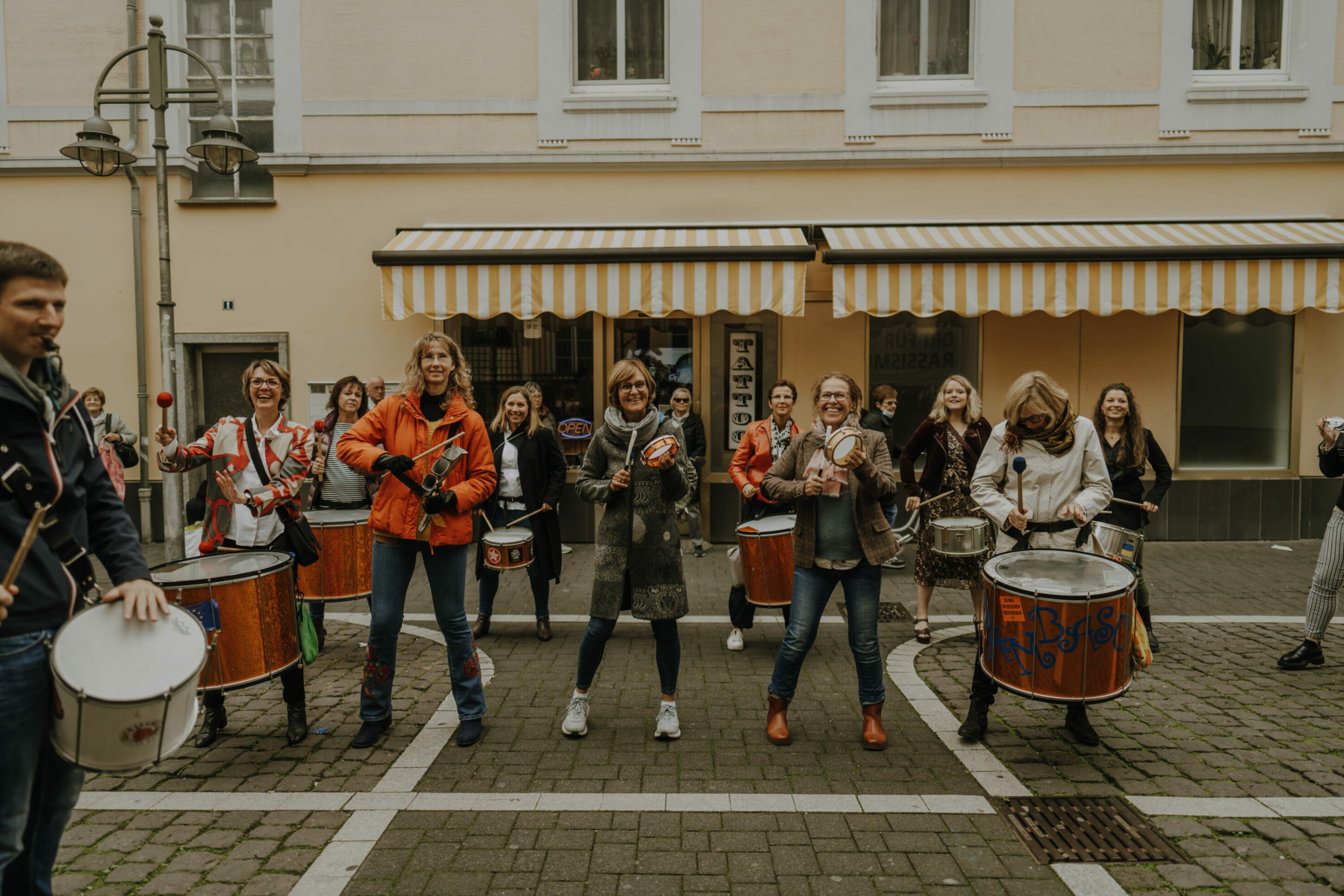 _74R6257-Inaundniklaskirchlich Hochzeitspaar wird empfangen durch Musik von Schlaginstrumente