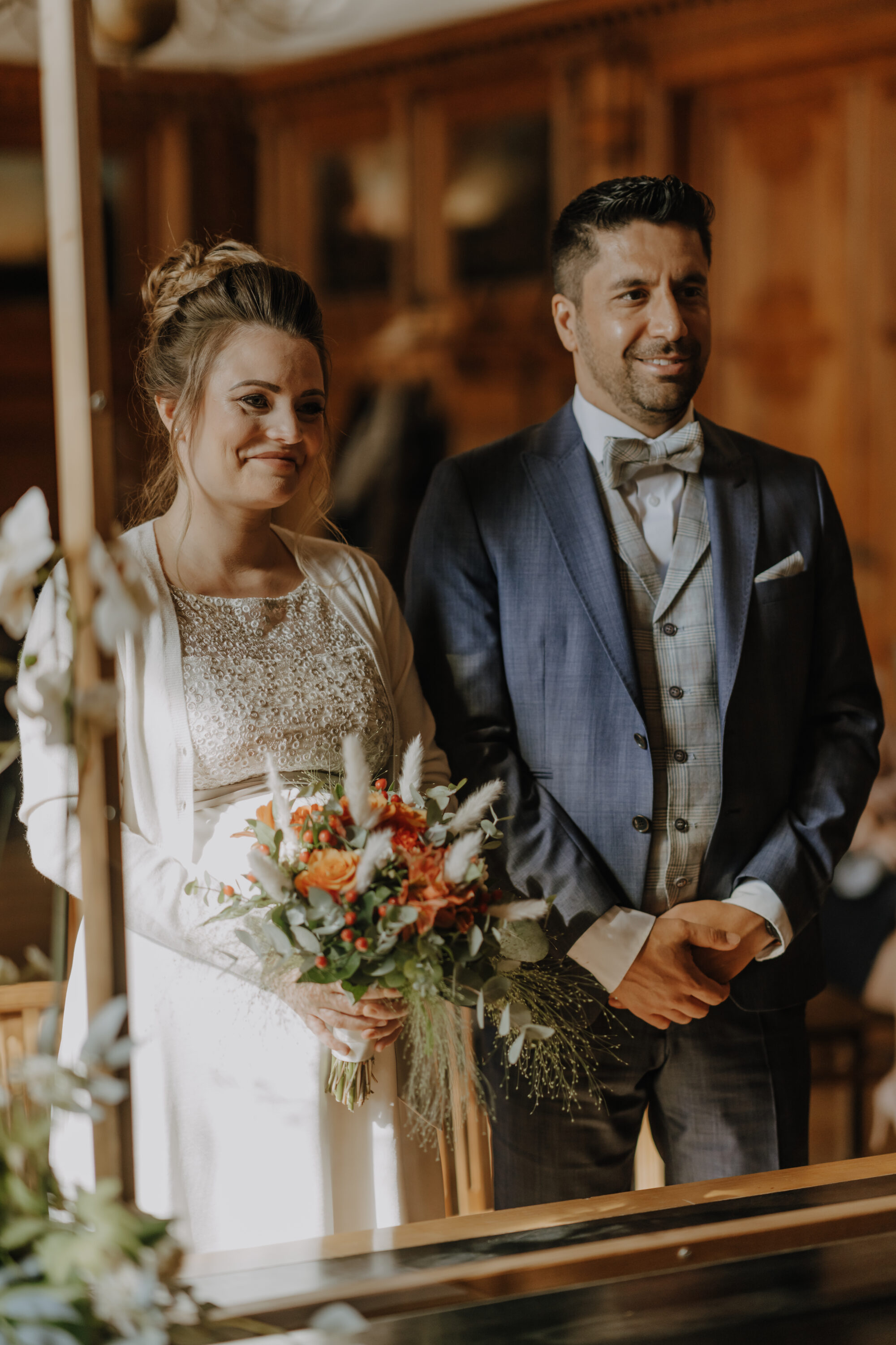 _74R6651-jessicaundmobinstandesamt Brautpaar steht am Altar mit Blumenstrauß