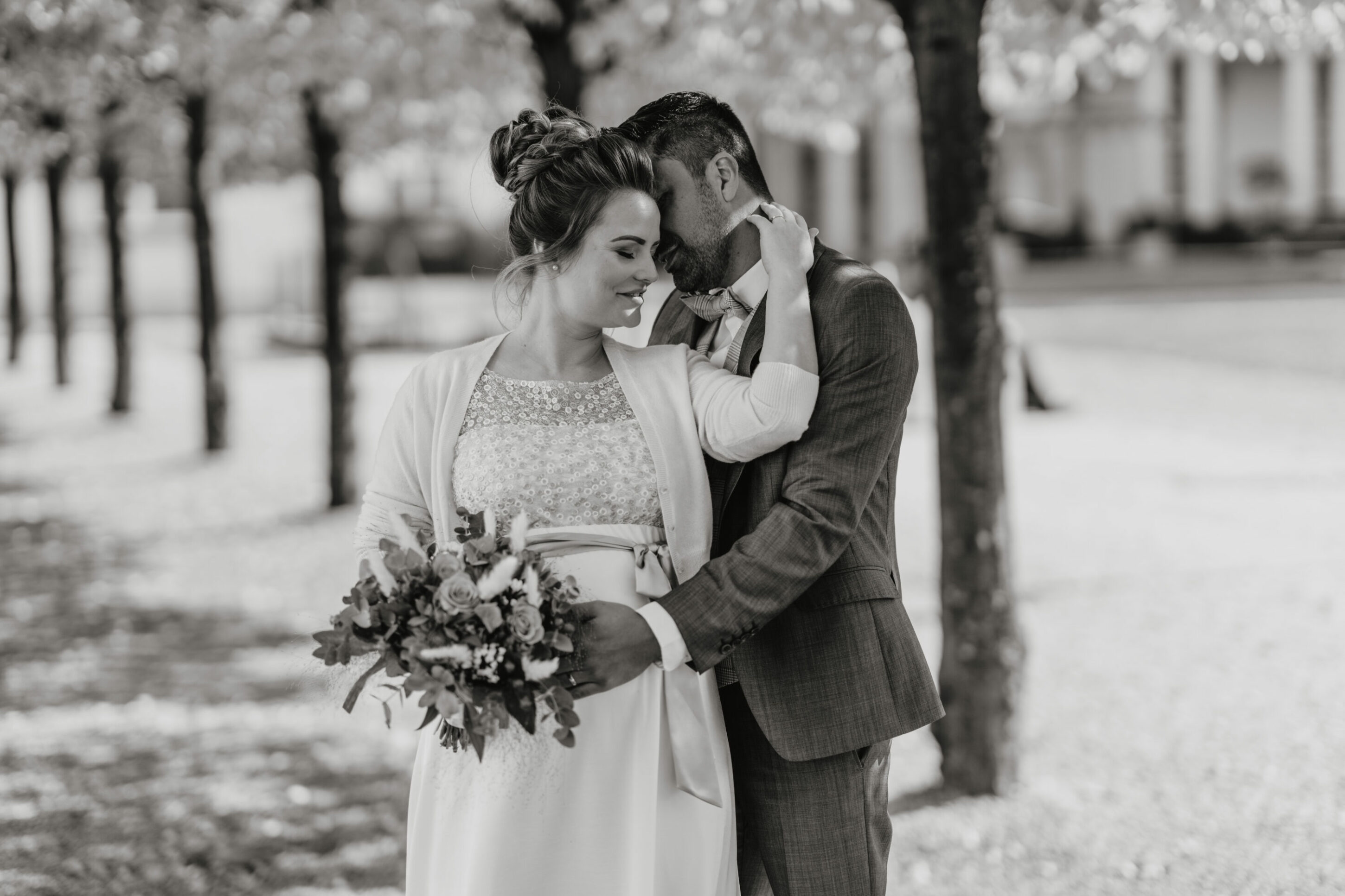 _74R7215-jessicaundmobinstandesamt-3 Hochzeitspaar bei sinnlichem Paarshooting, Umarmung