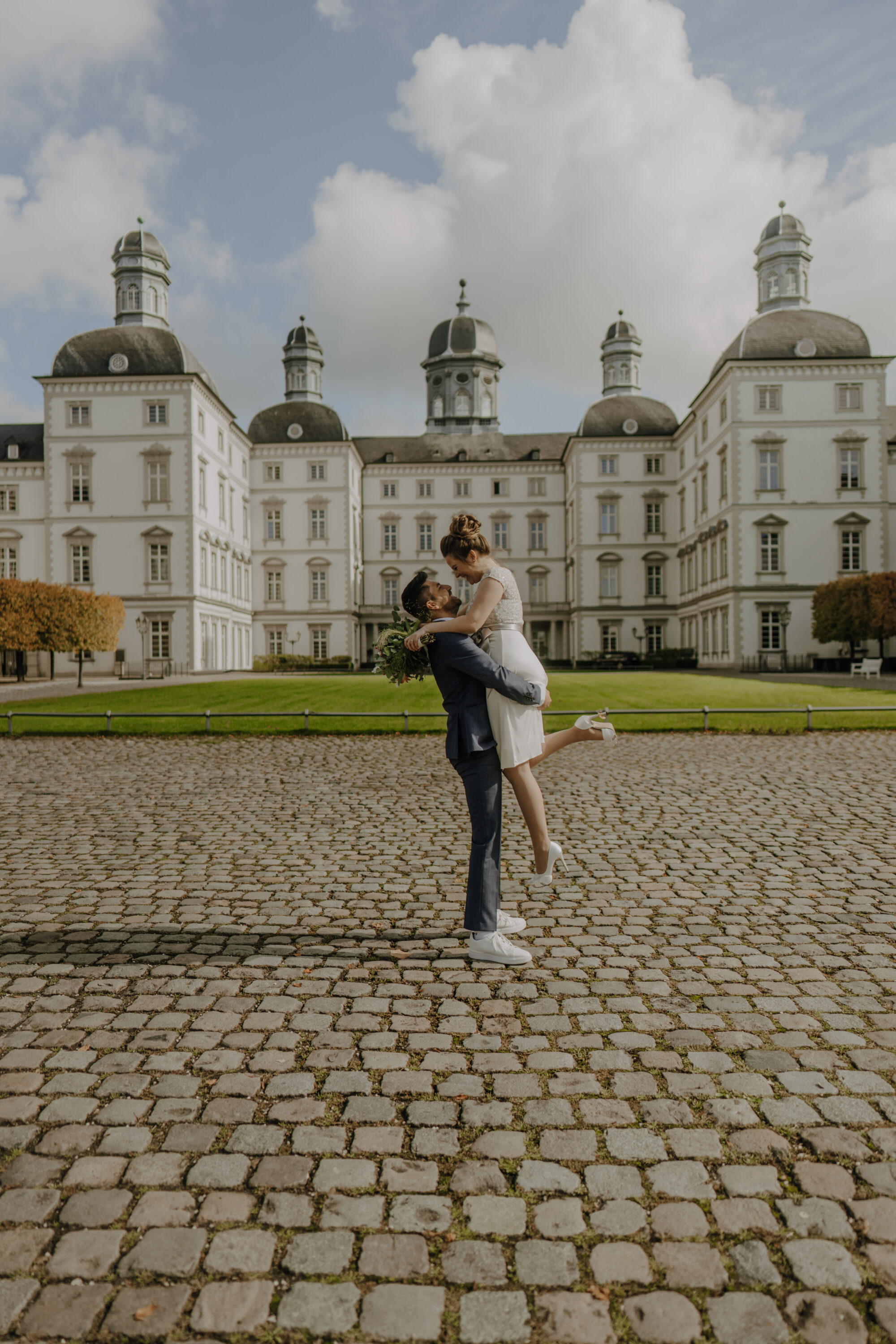 _74R7556-jessicaundmobinstandesamt Hochzeitsfotos von glücklichem Brautpaar vor Schloss