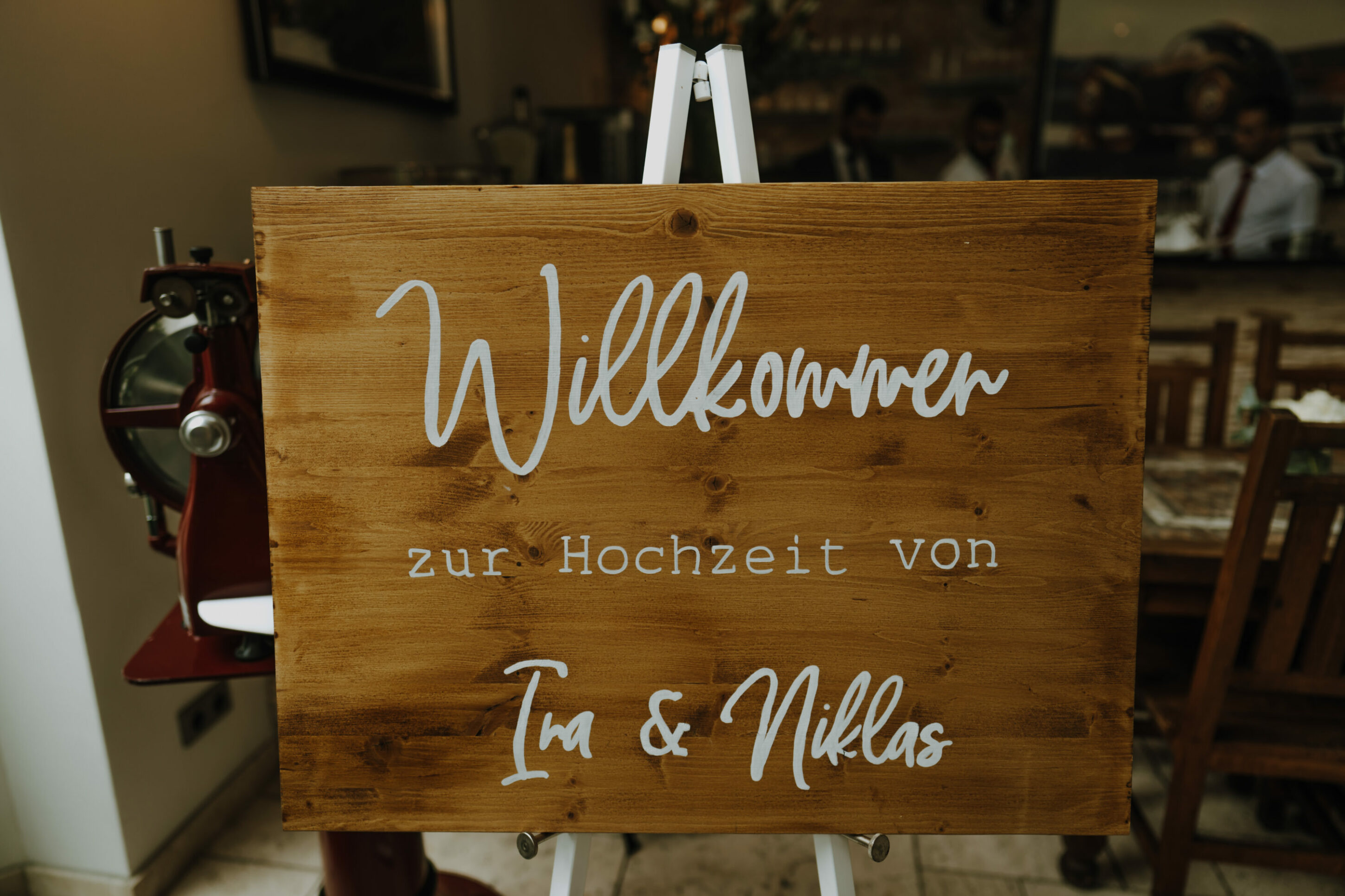 _74R7894-Inaundniklaskirchlich Willkommenstafel in der Feier Location, in der METZ Catering + Eventmanufraktur