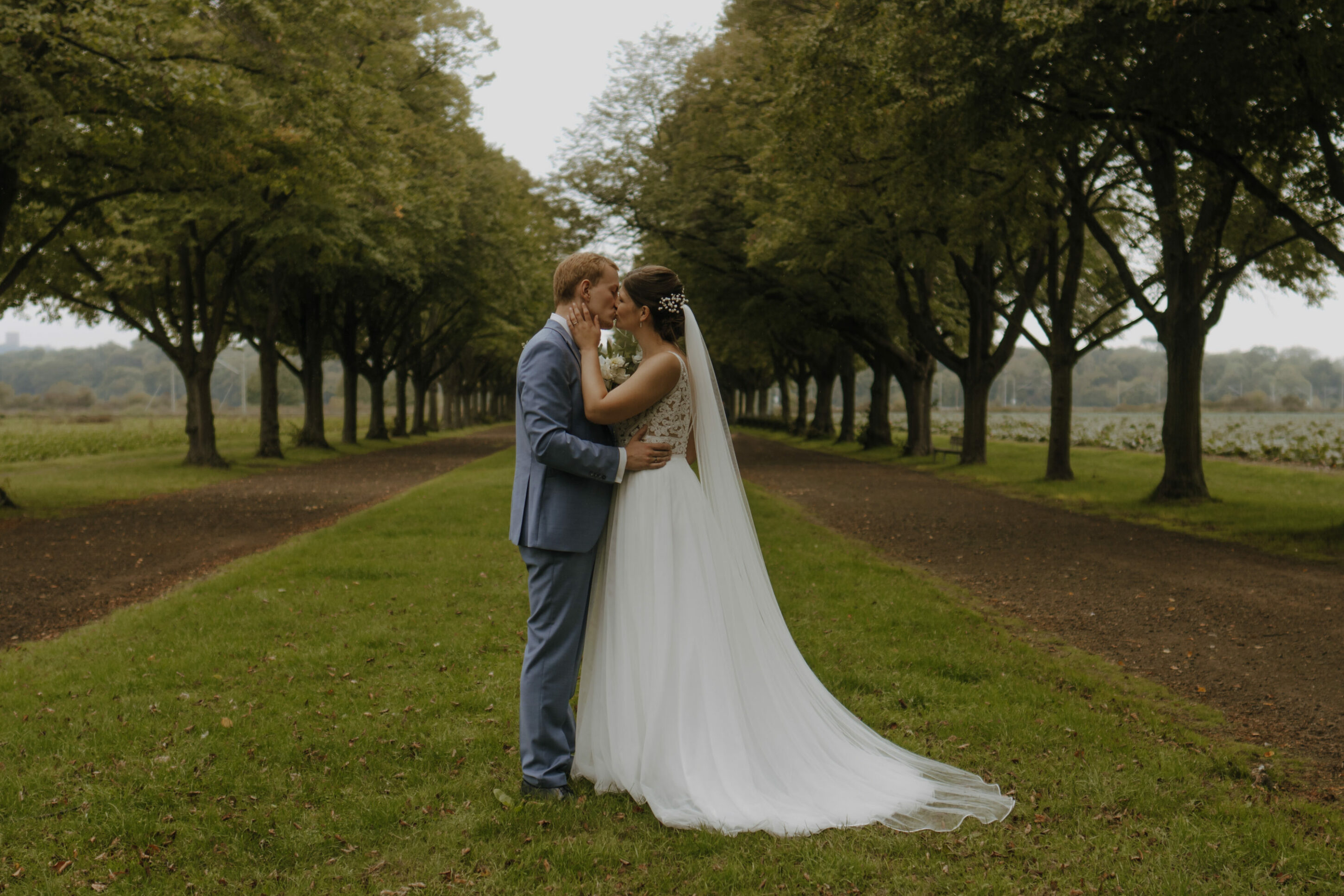 _74R9028-inaundniklaskirchlich Kopie Brautpaar küsst sich beim Hochzeitsfotoshooting im Schlosspark des Schloss Falkenlust