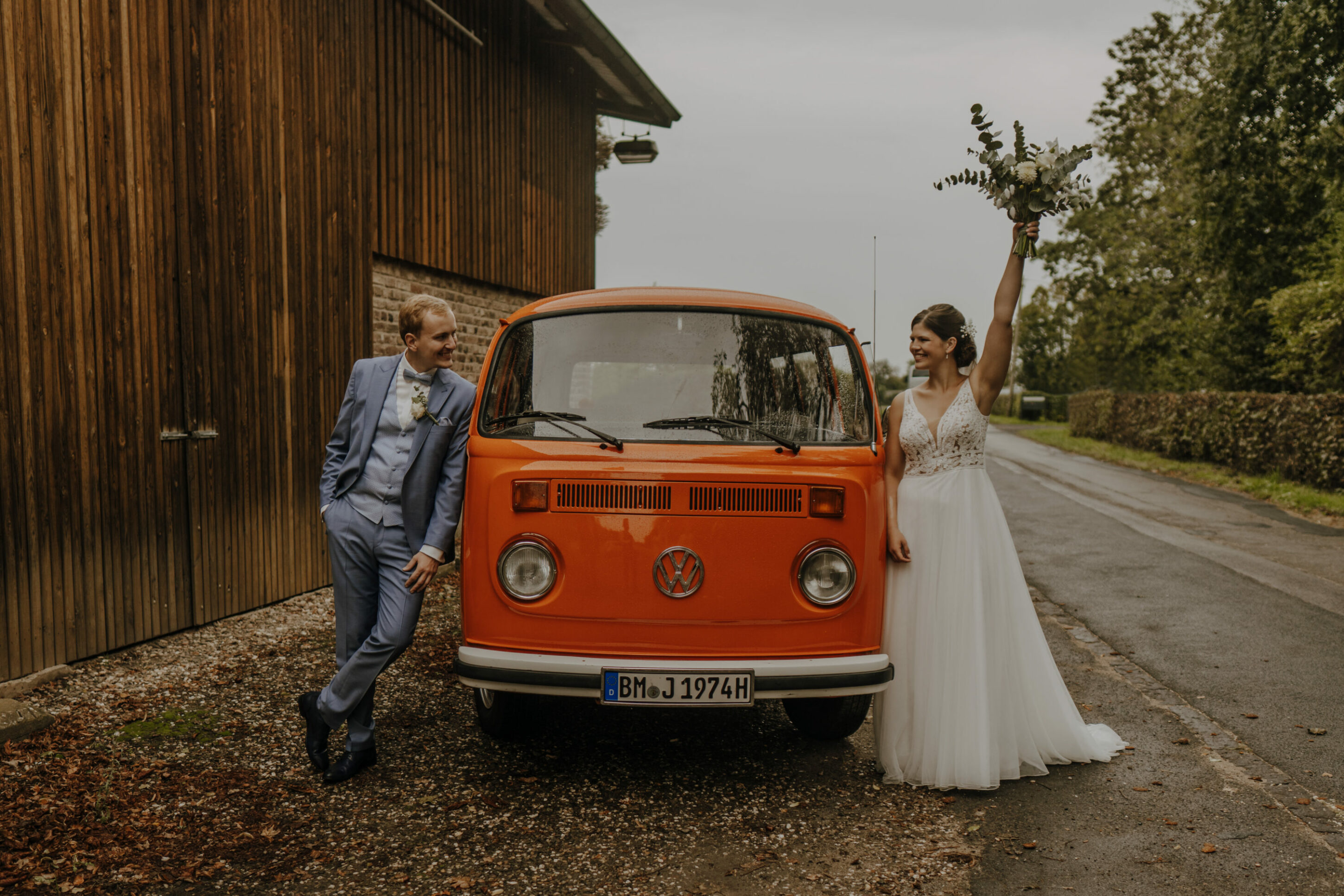 _74R9325-inaundniklaskirchlich Kopie Das Brautpaar mit ihrem Hochzeitsauto, dem Oldtimer VW Bulli