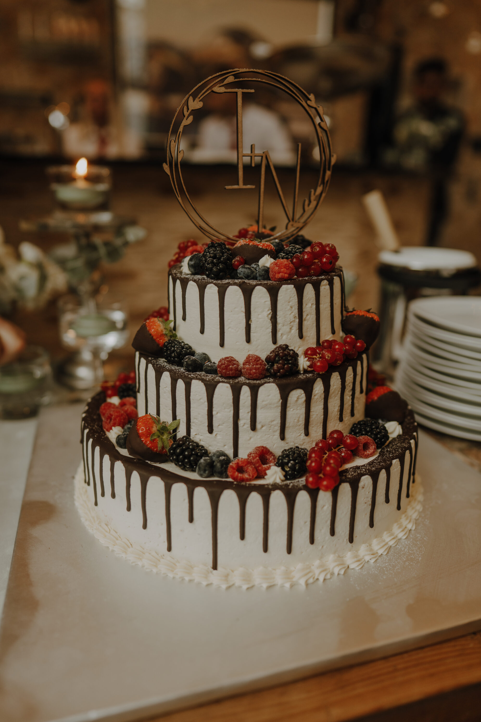 _74R9819-Inaundniklaskirchlich Die mit Schokolade und Früchten verzierte Hochzeitstorte