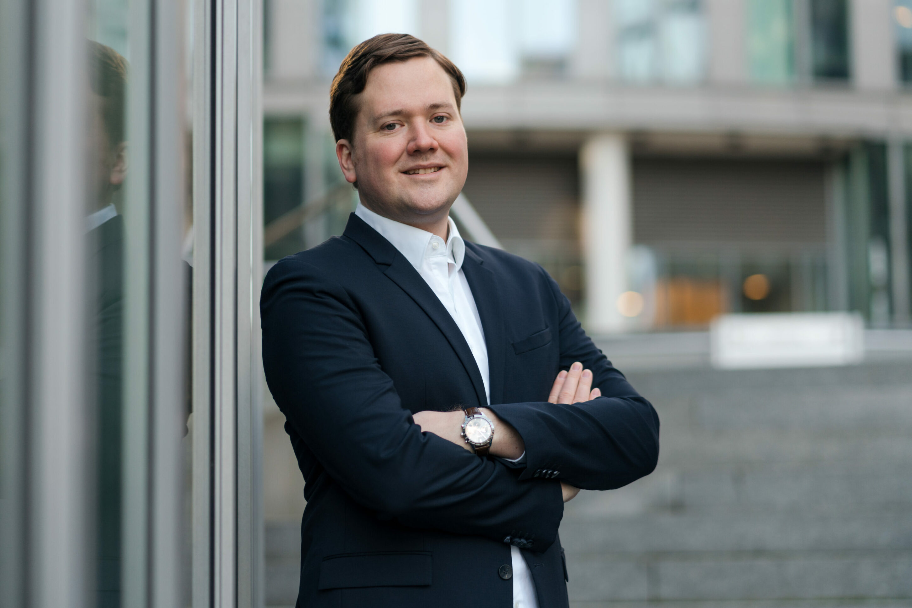 Bewerbungsfoto, Mann mit verschränkten Armen