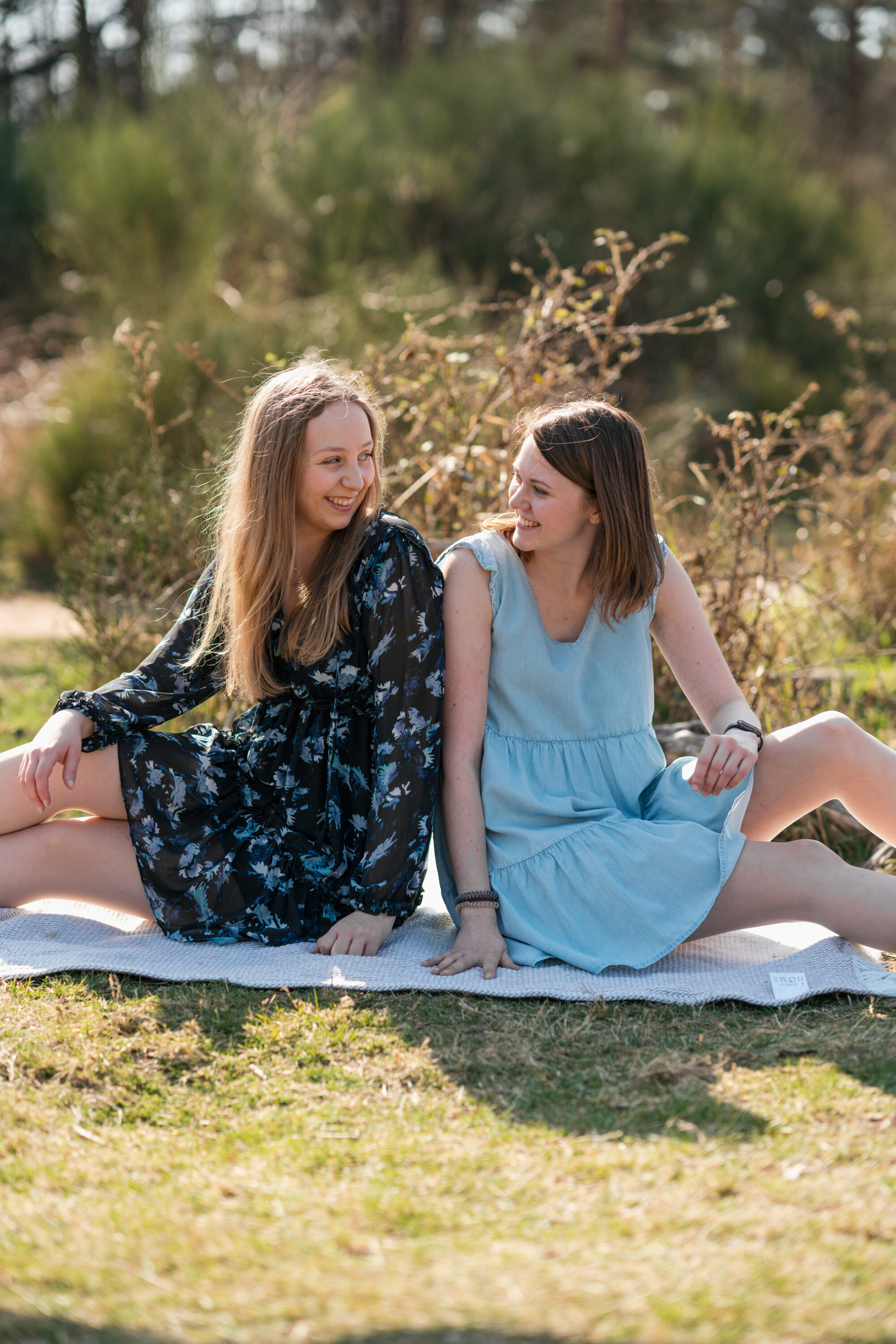 73R00749 Fotoshooting für Freunde zwei Freundinnen sitzend