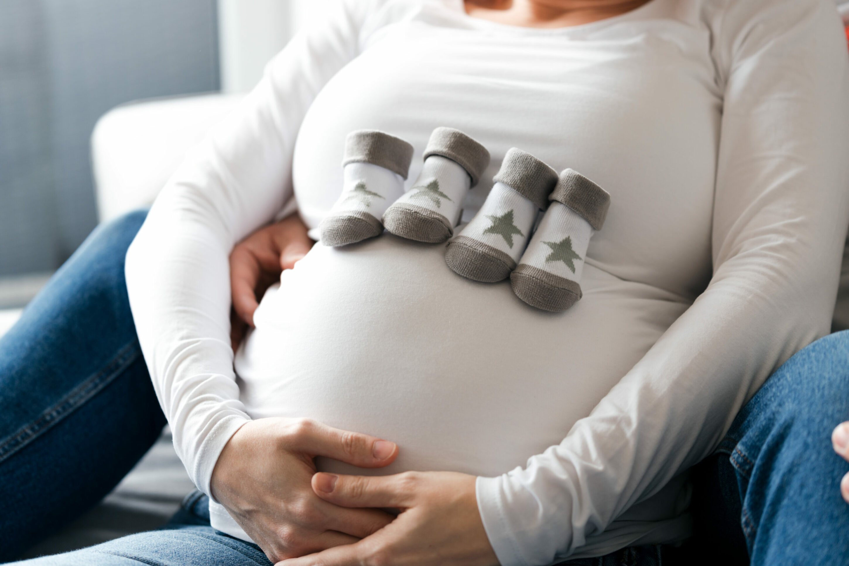 73R06251 Babybauch SHooting mit Baby Kleidung