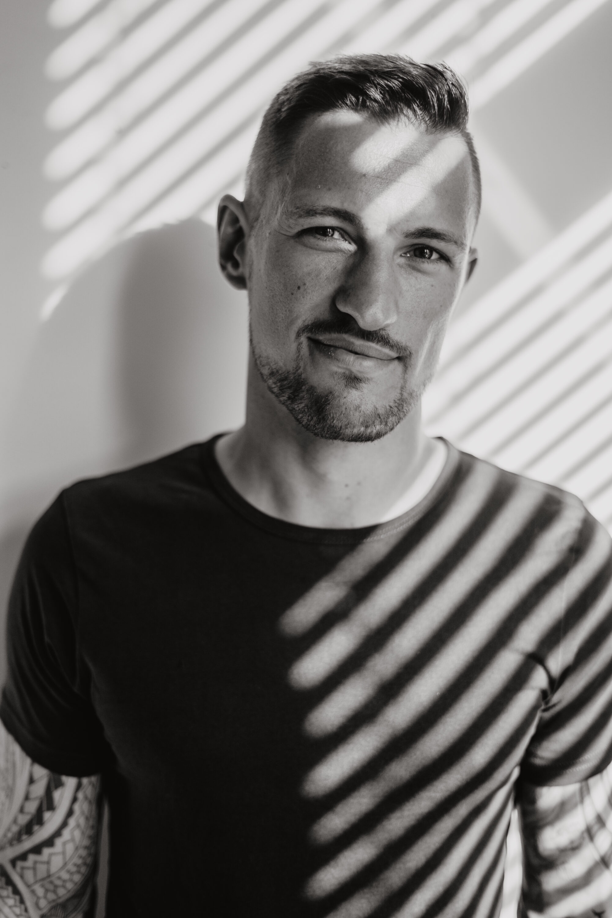 73R06458-2kevin Sedcard-Shooting Mann schwarz weiß