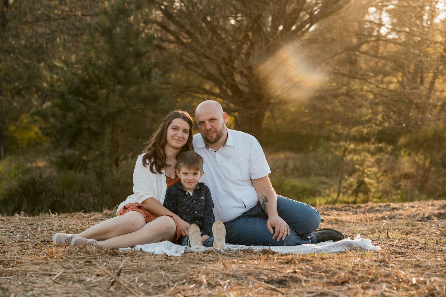 73R06648_verena Locations für dein Familienfotoshooting: Eltern mit Sohn auf einer Decker in der Wahner Heide#