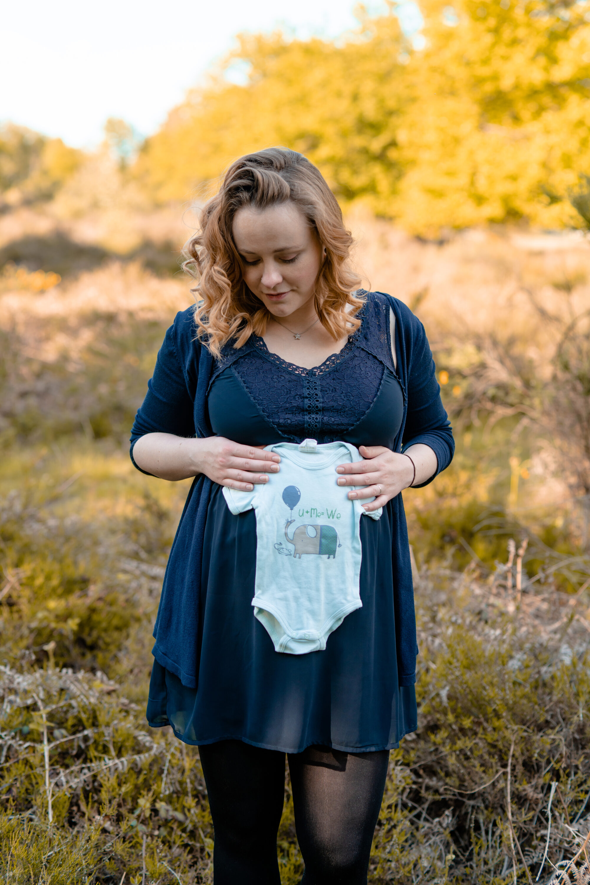 73R07803-126 Kopie Babybauch Fotoshooting in Köln Wahner Heide