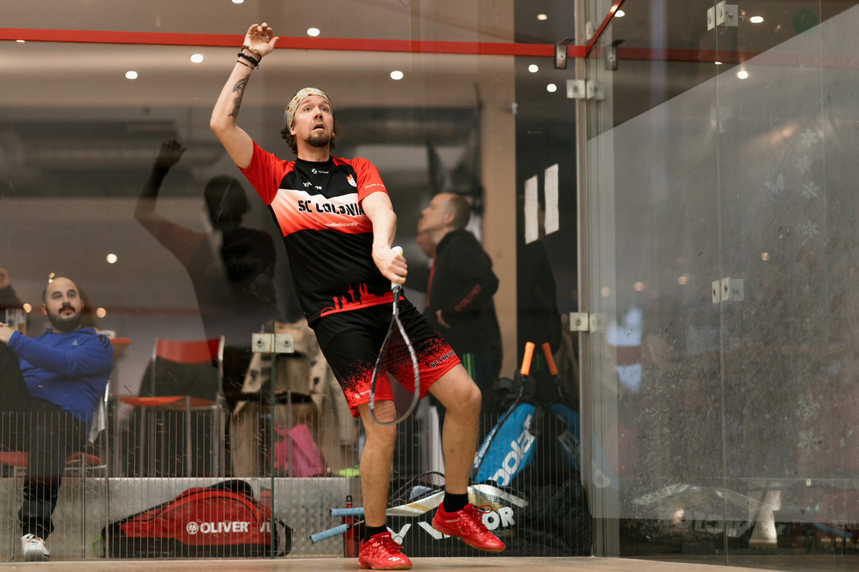 Mann spielt Squash