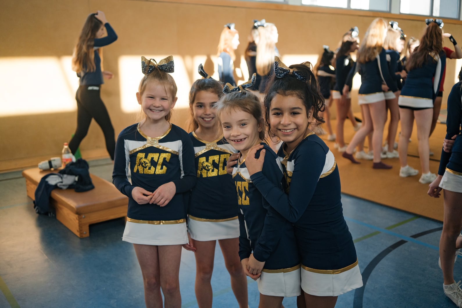 Eventfotografie, junge Cheerleaderinnen lachen in die Kamera