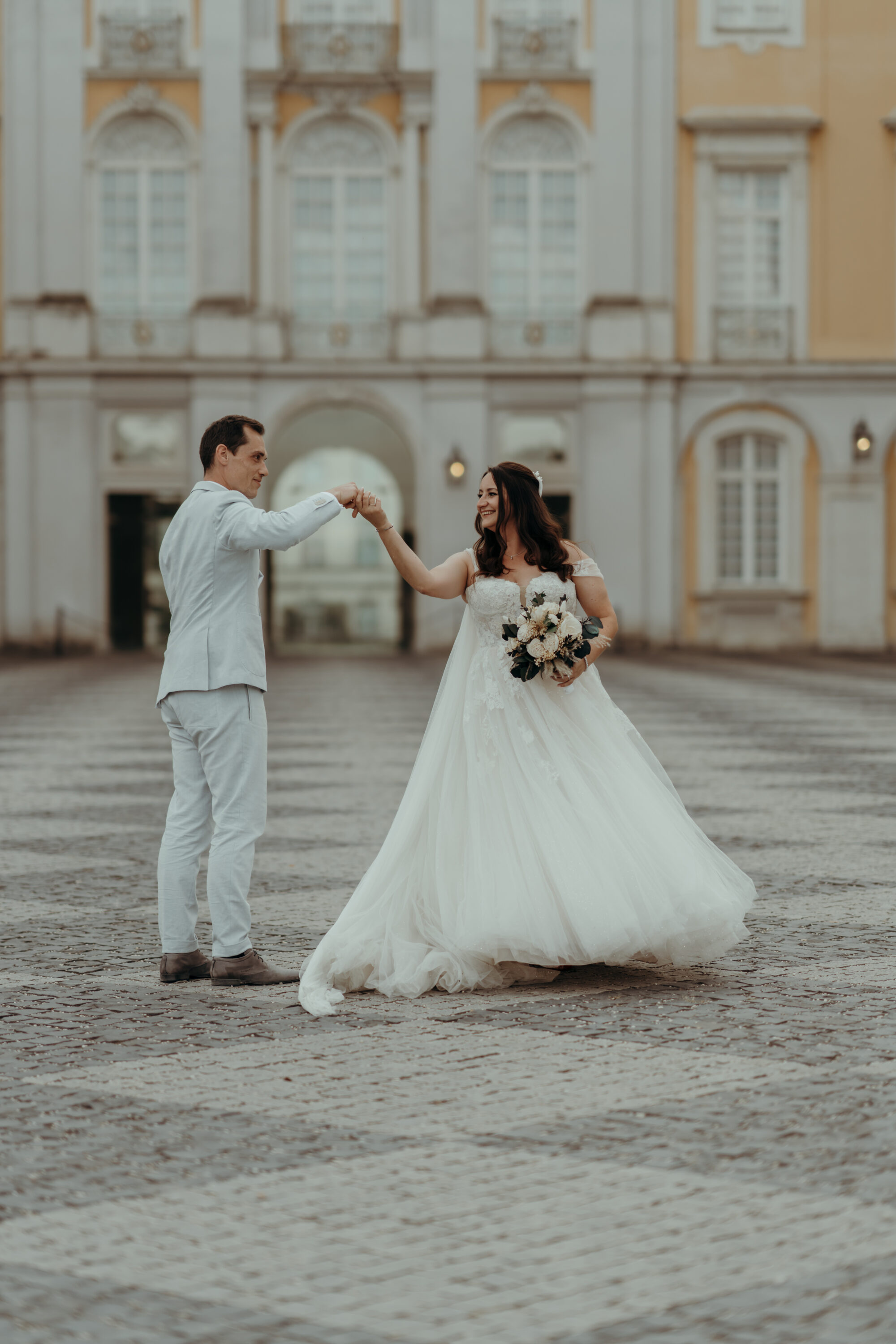 chrissandraafterwedding-5964-2 Kopie Hochzeitspaar tanzend, vor Schloss