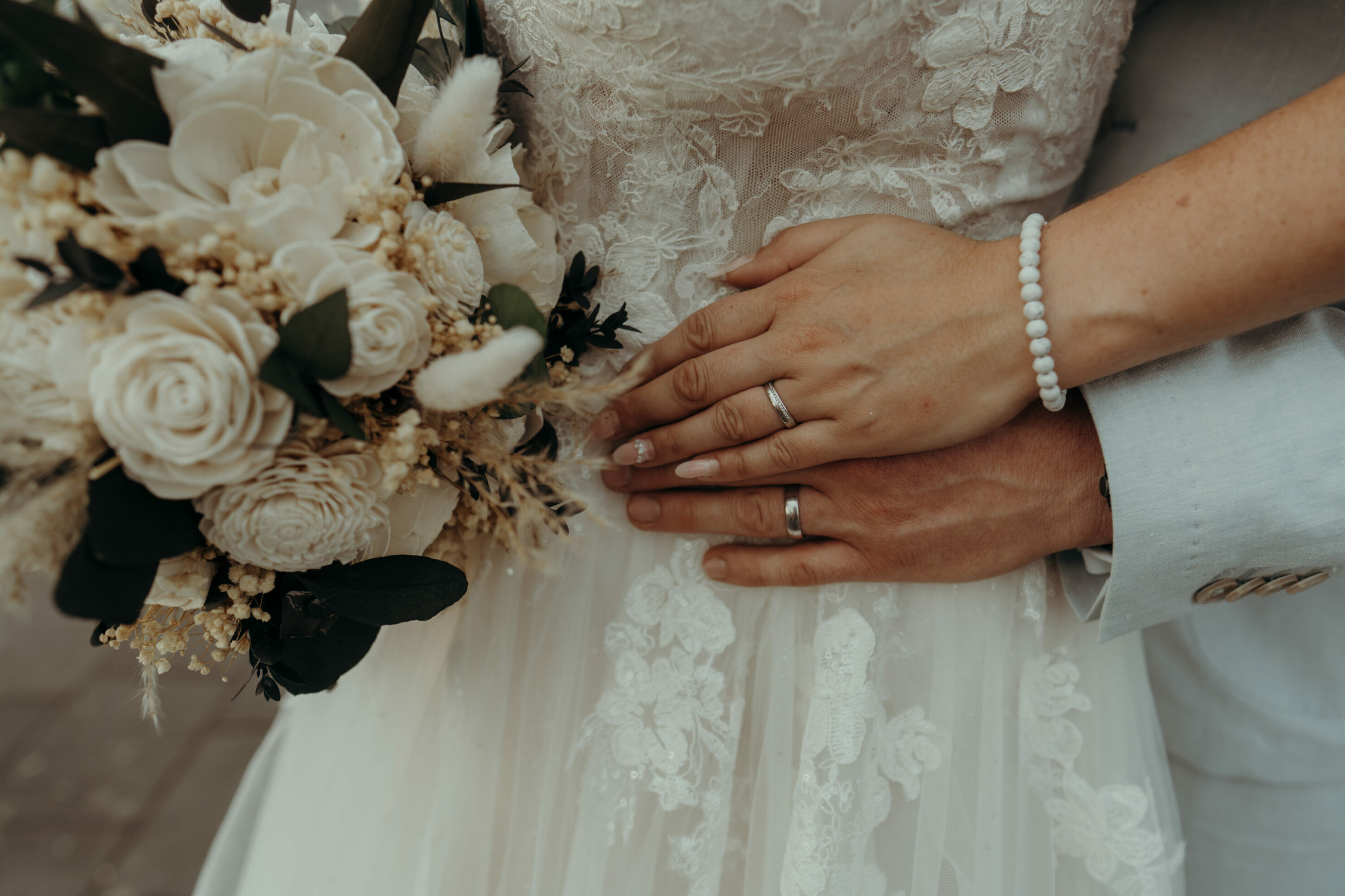 chrissandraafterwedding-6256-2 Kopie Detailaufnahme Hände, Strauß, Ringe