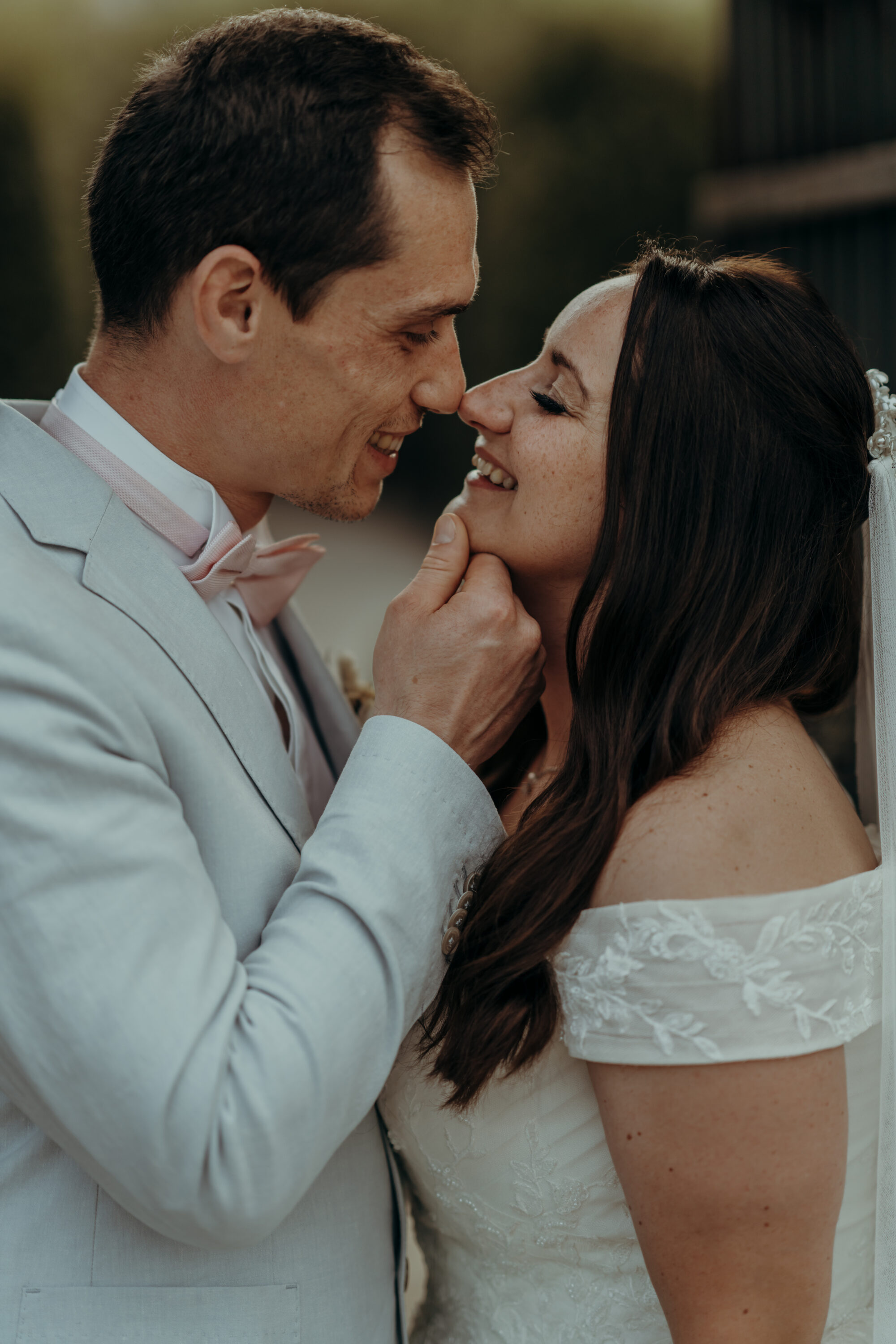 chrissandraafterwedding-7154-2 Kopie Portrait, Brautpaar Nasenspitzen aneinander, Lachen, Tiefe Blicke