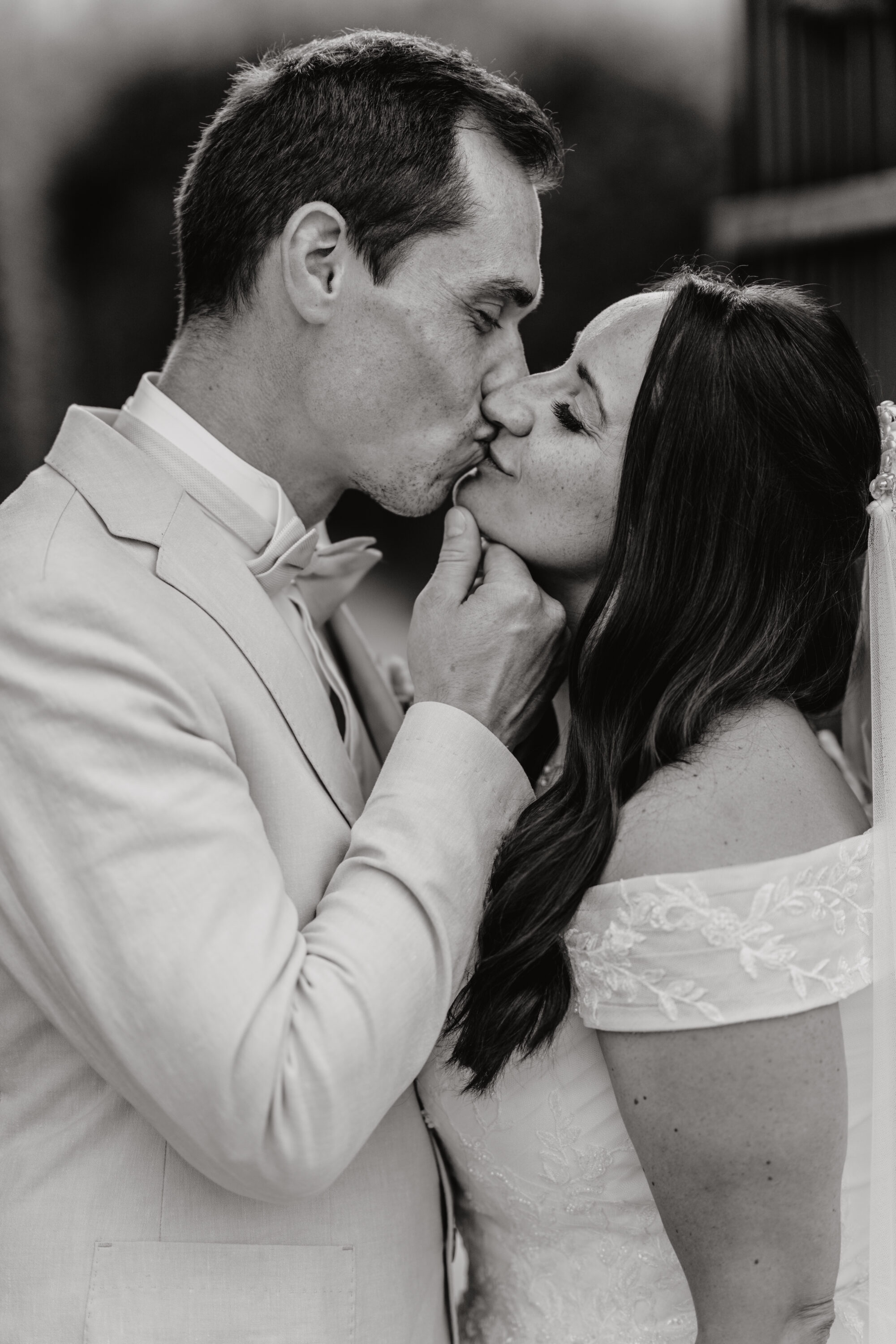 chrissandraafterwedding-7158-3 Kopie Portrait, Brautpaar Kuss, schwarz-weiß