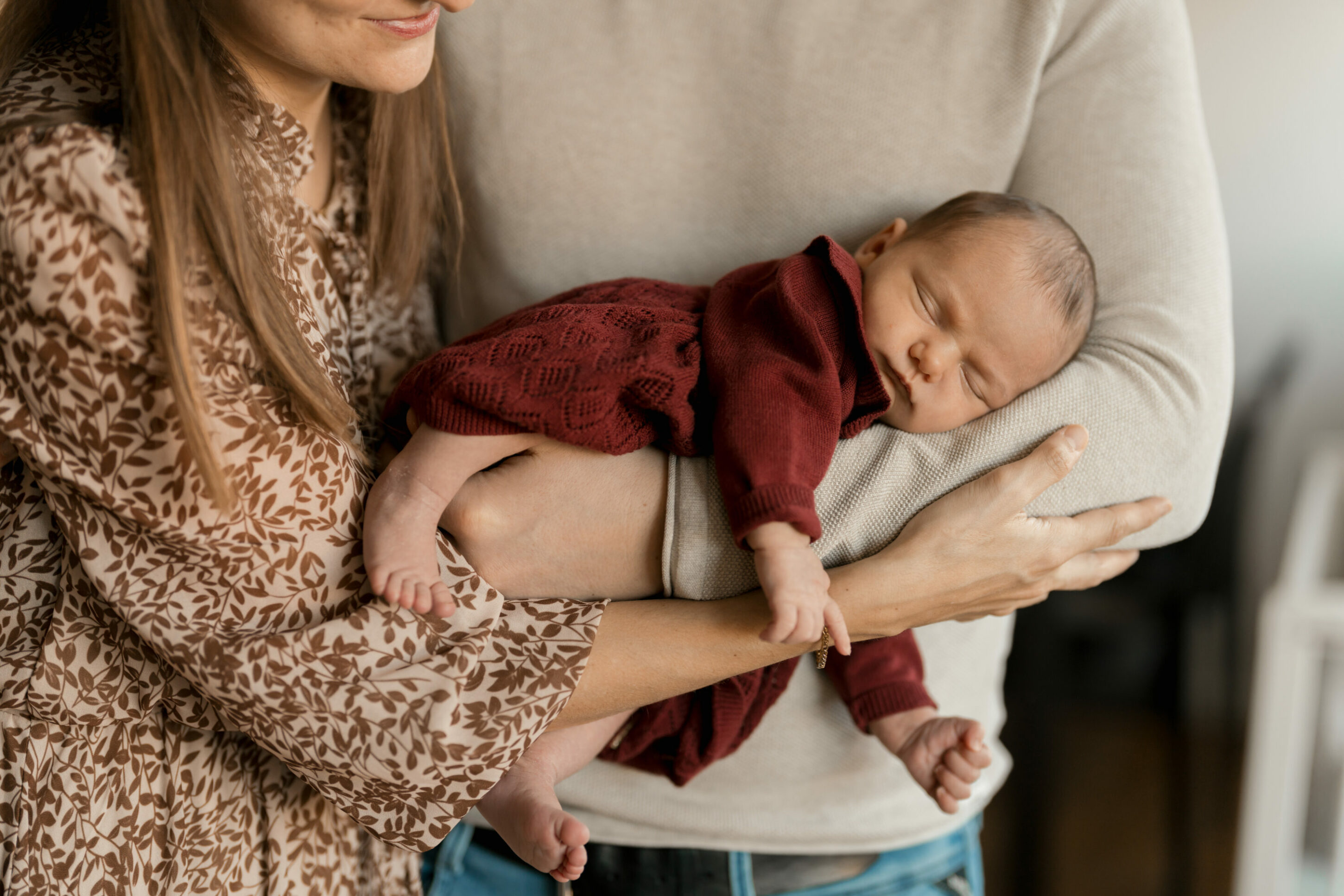 newborn_02_2023-8961 Kopie Location für Newborn Fotoshootings: Homeshooting, Vater gibt Sohn Kuss auf die Backe