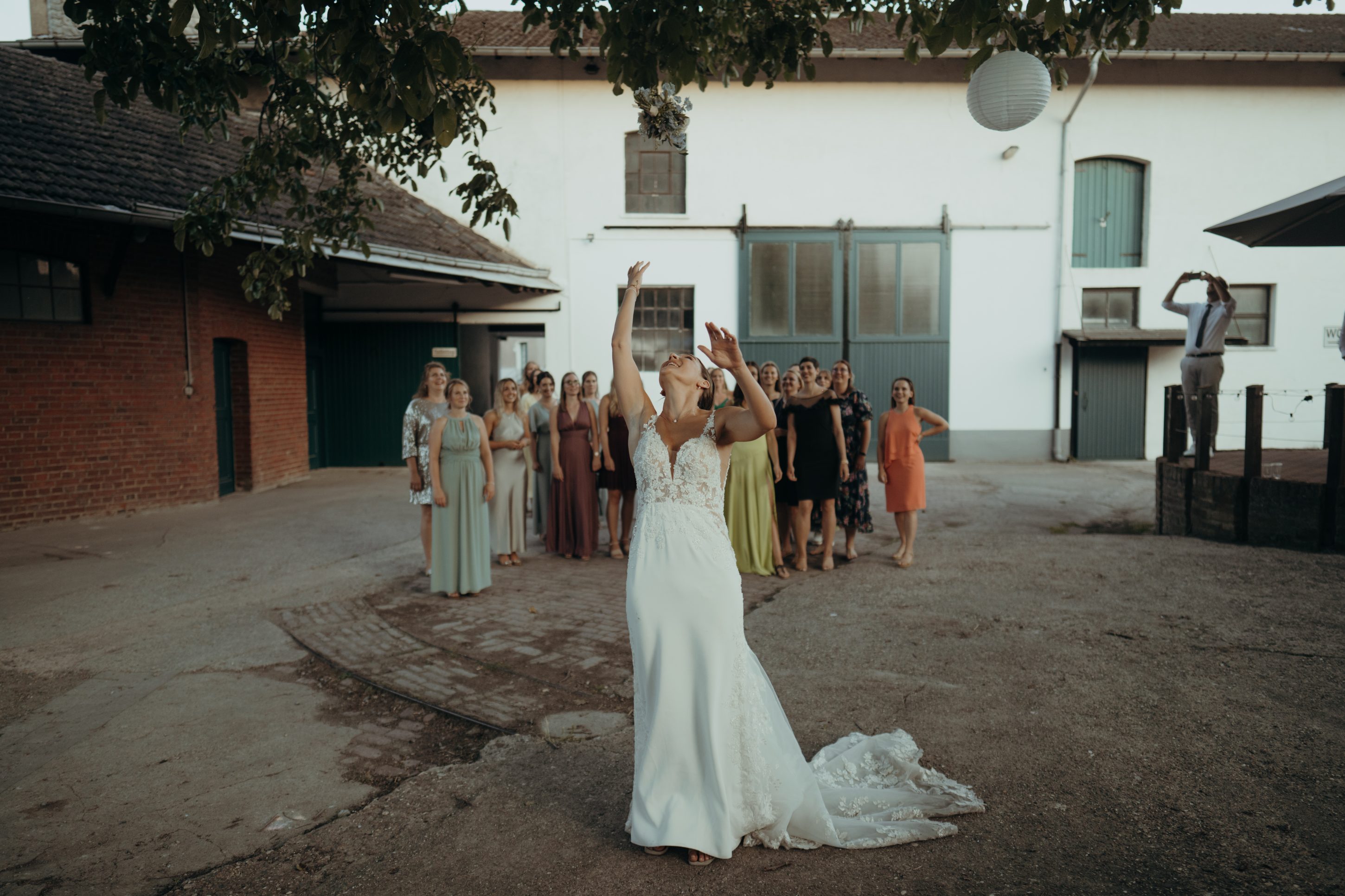 p_p_hochzeit_072023-_4R27014-2 Brautstrauß Wurf